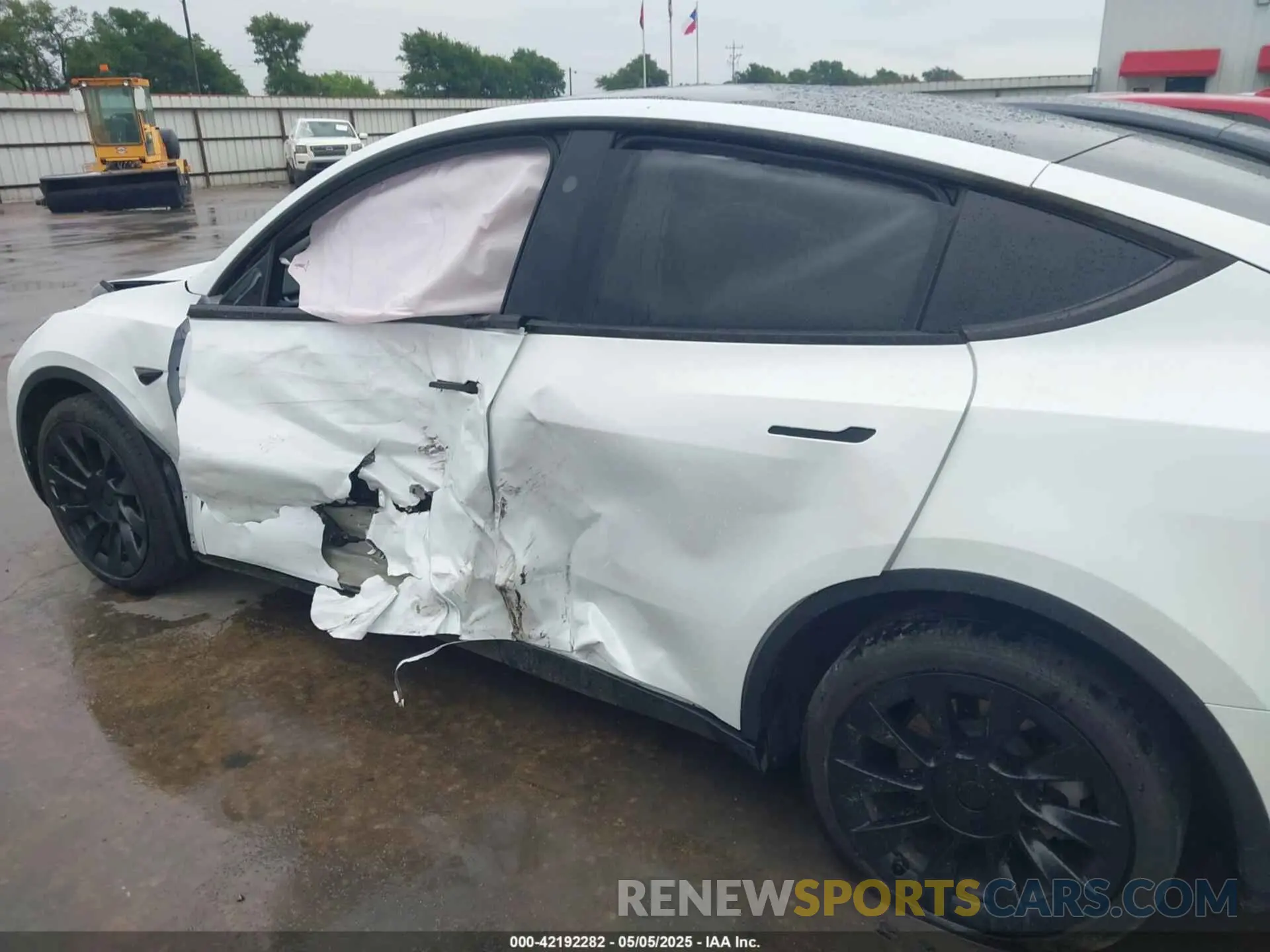 14 Photograph of a damaged car 7SAYGDEE9RA221573 TESLA MODEL Y 2024