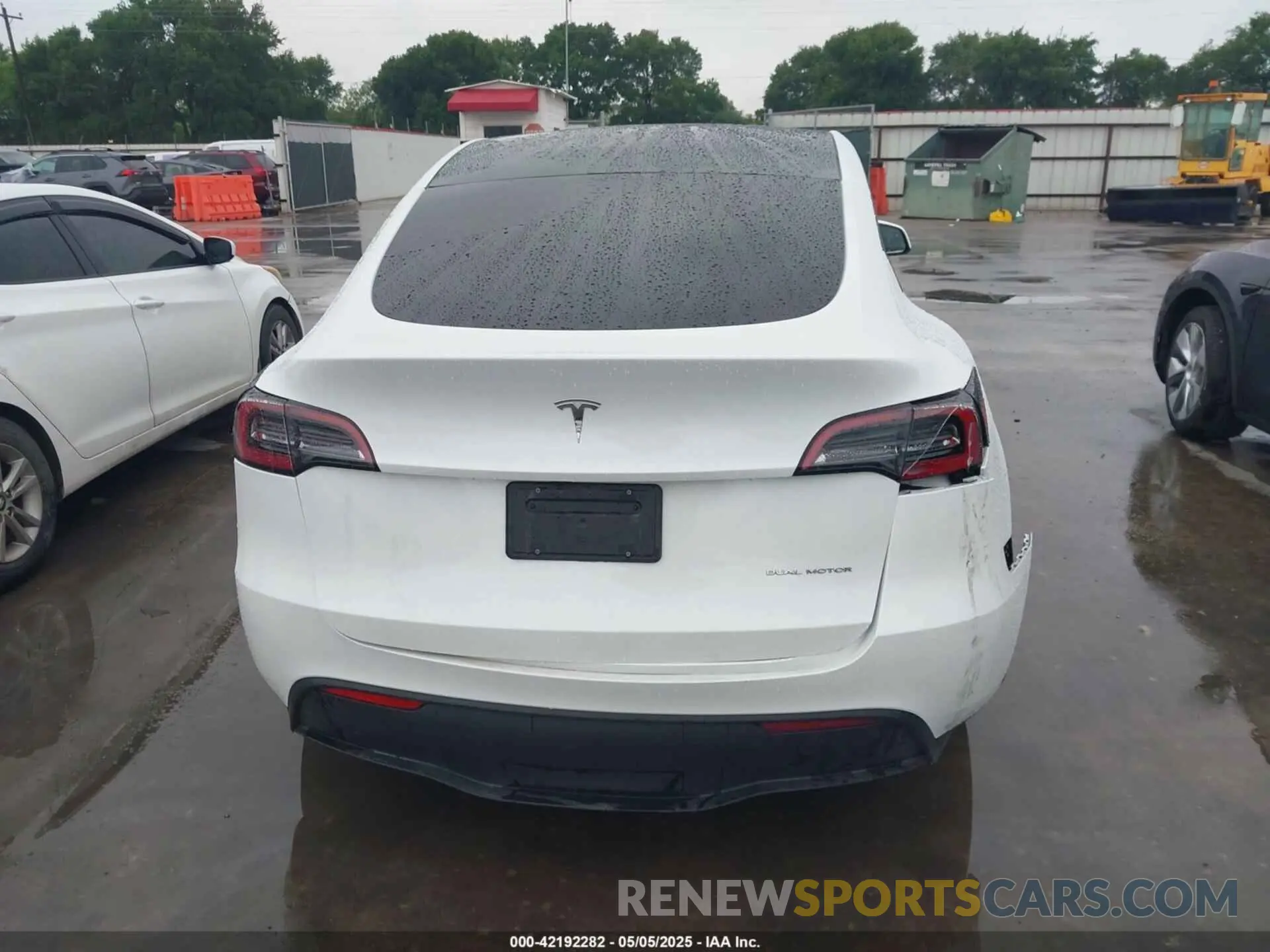 16 Photograph of a damaged car 7SAYGDEE9RA221573 TESLA MODEL Y 2024