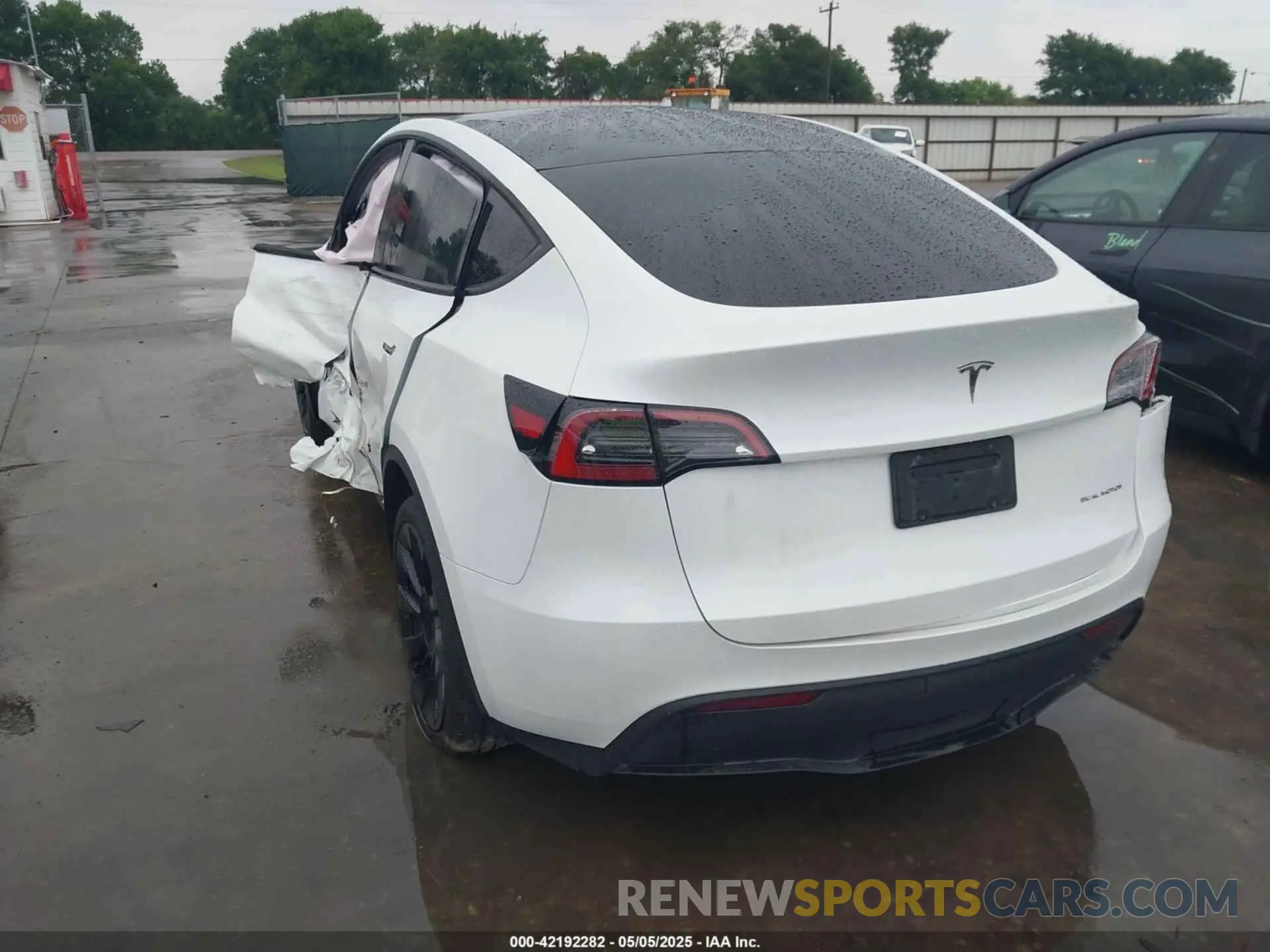 3 Photograph of a damaged car 7SAYGDEE9RA221573 TESLA MODEL Y 2024