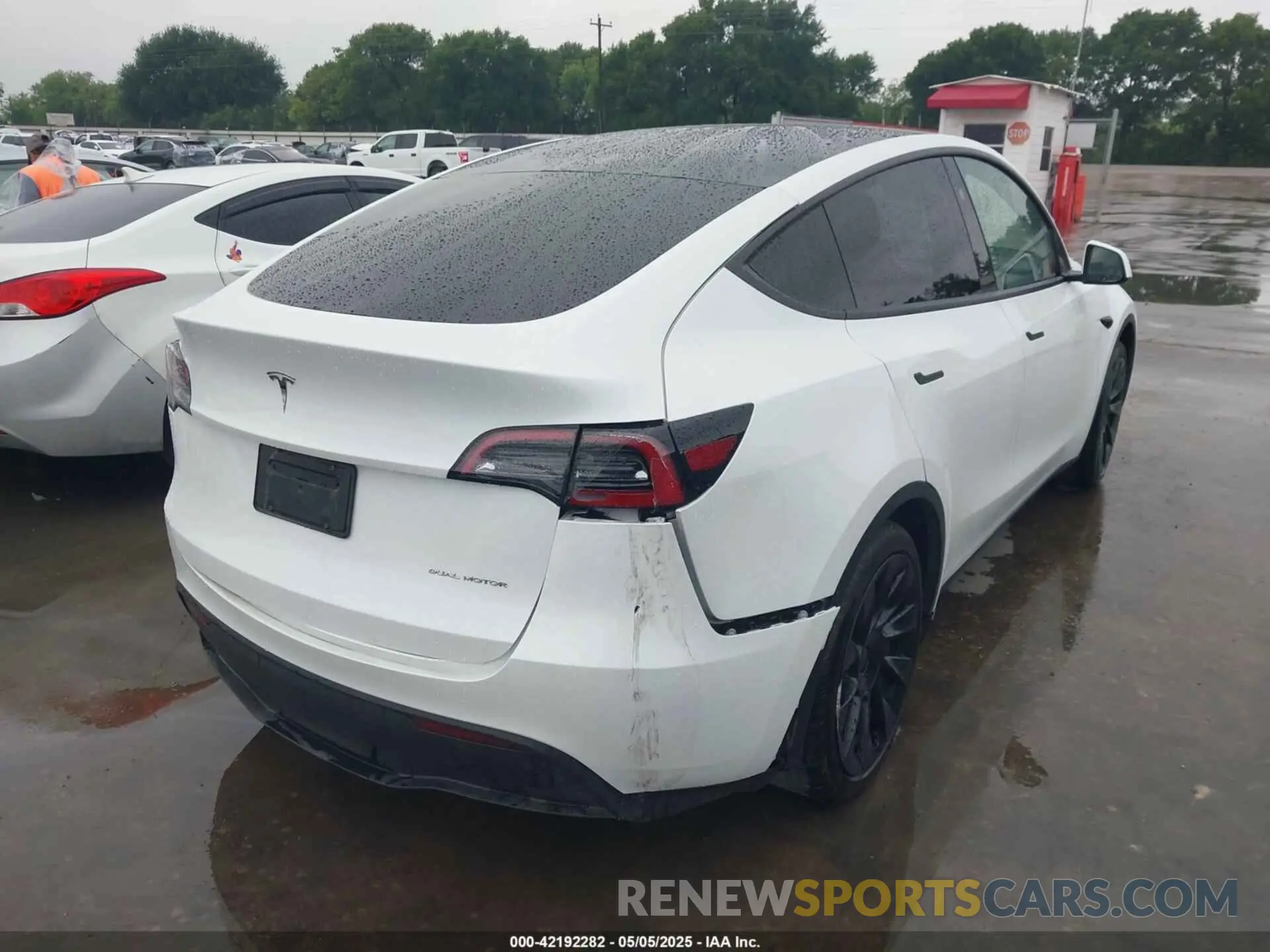 4 Photograph of a damaged car 7SAYGDEE9RA221573 TESLA MODEL Y 2024