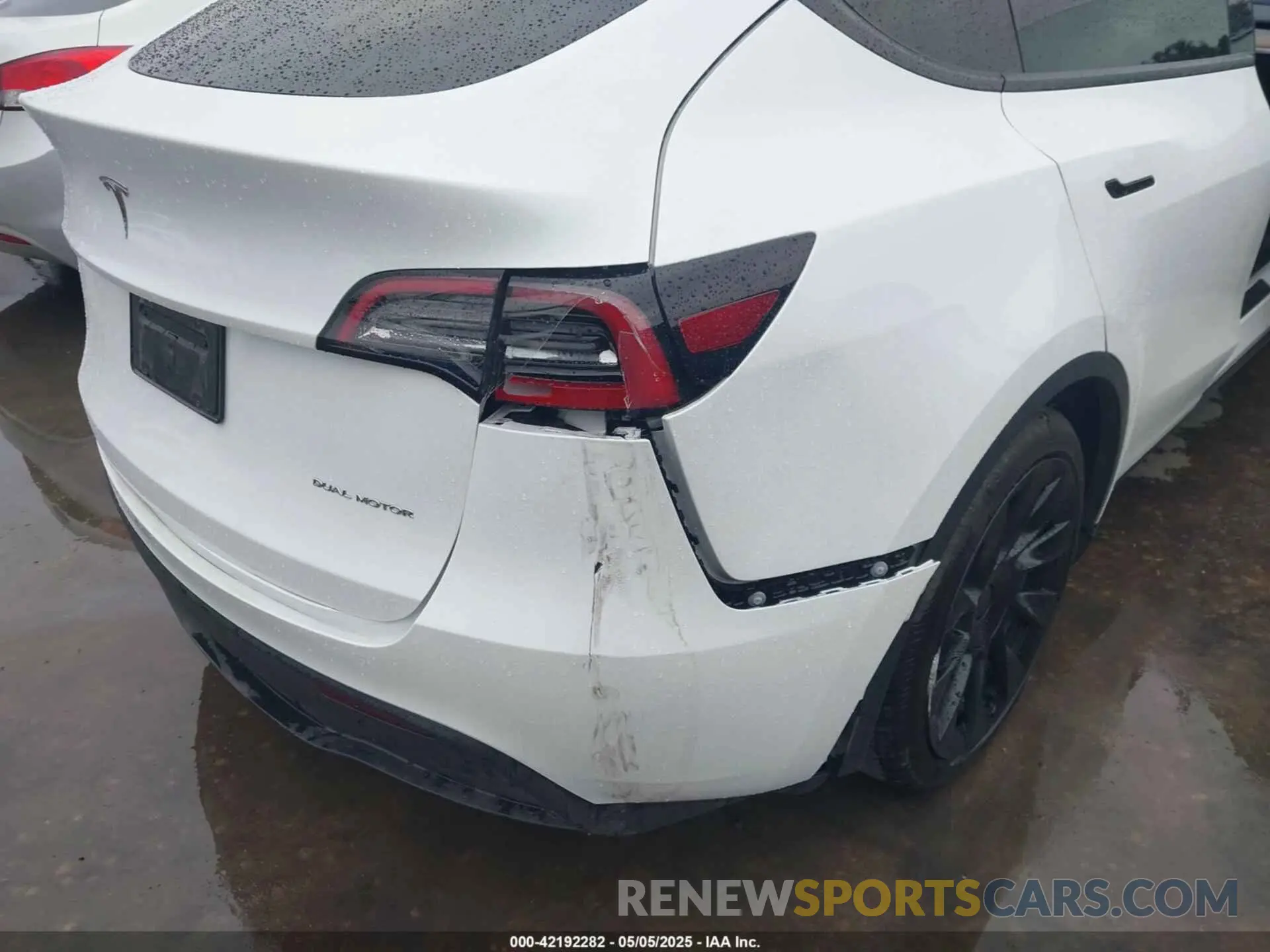 6 Photograph of a damaged car 7SAYGDEE9RA221573 TESLA MODEL Y 2024