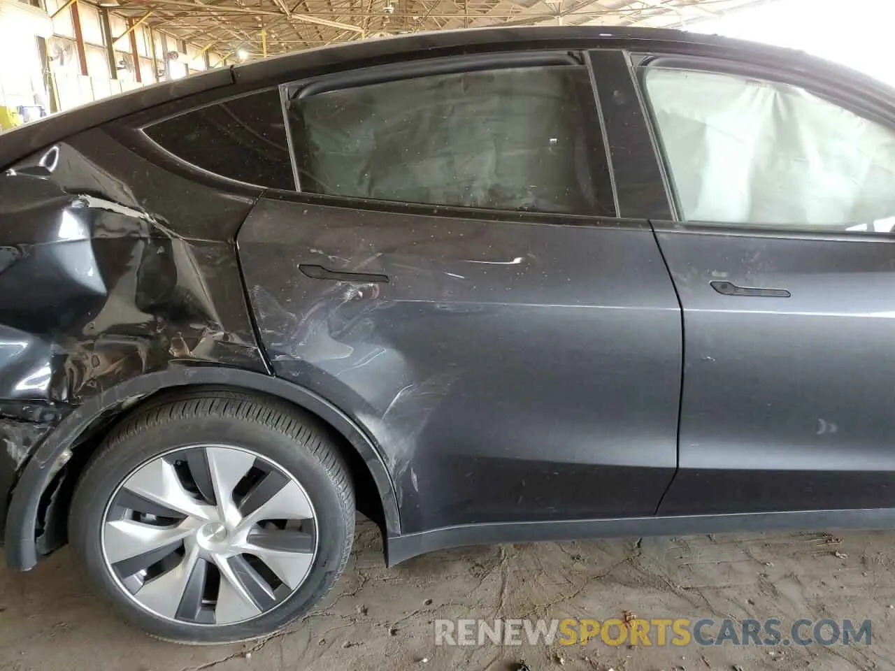 10 Photograph of a damaged car 7SAYGDEE9RA229947 TESLA MODEL Y 2024