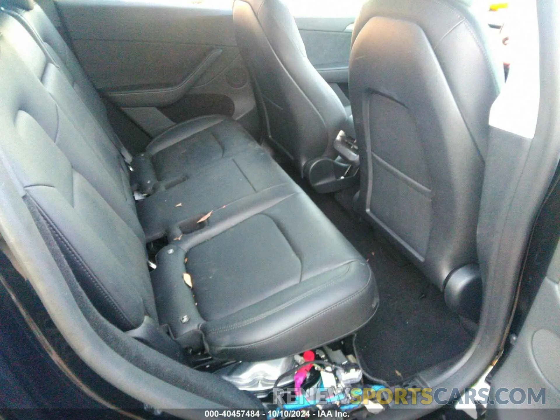 8 Photograph of a damaged car 7SAYGDEE9RA240138 TESLA MODEL Y 2024