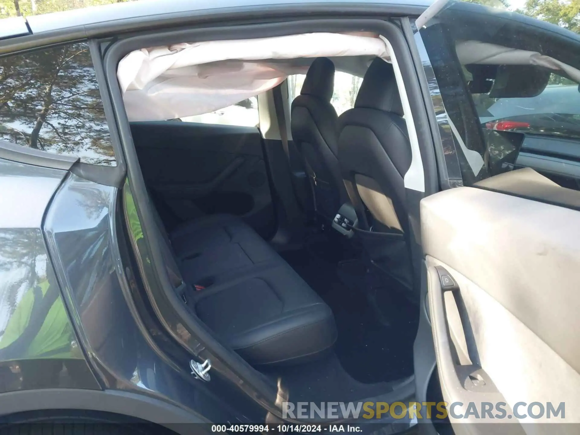8 Photograph of a damaged car 7SAYGDEE9RA243556 TESLA MODEL Y 2024