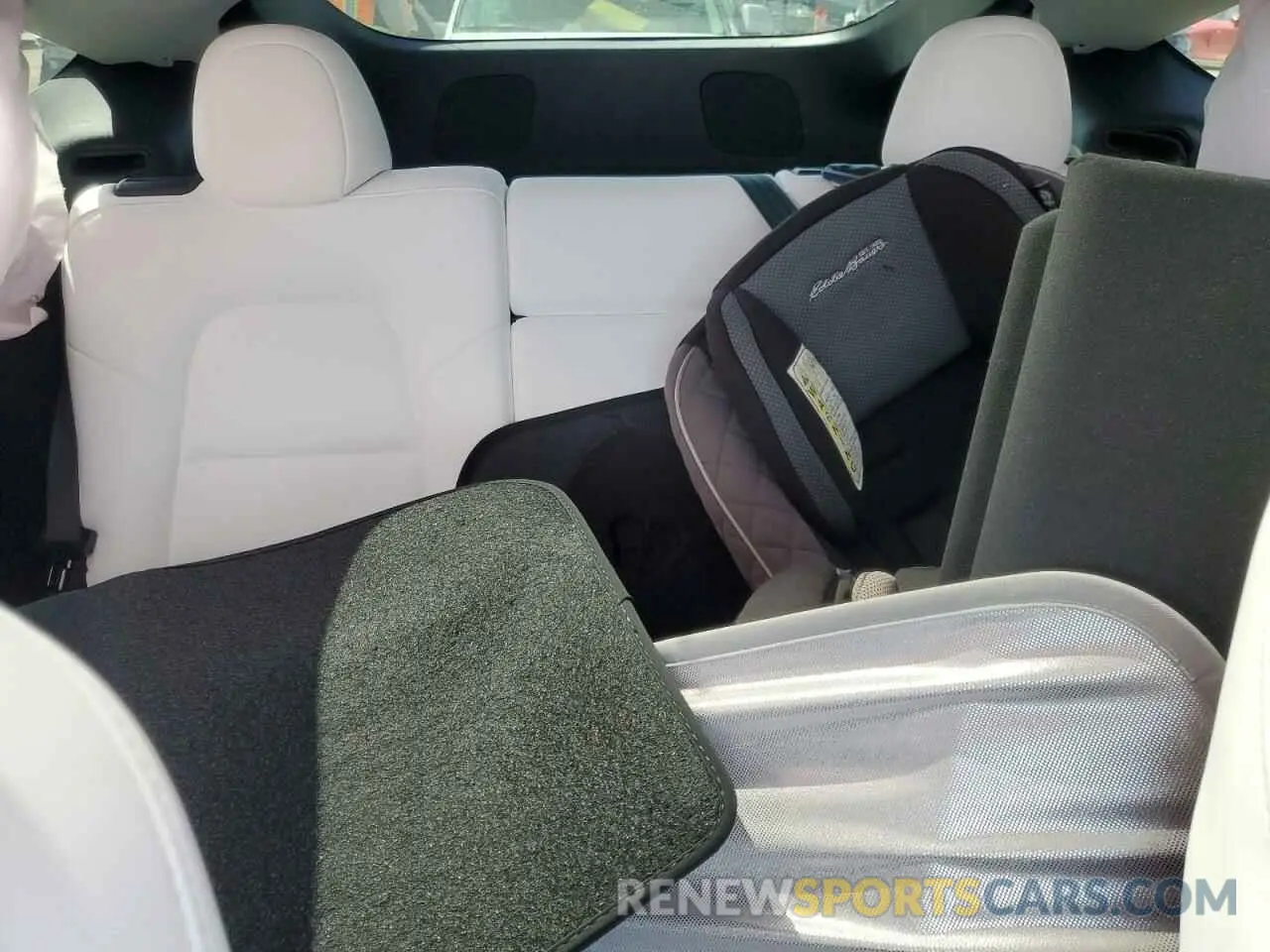 10 Photograph of a damaged car 7SAYGDEE9RA255805 TESLA MODEL Y 2024