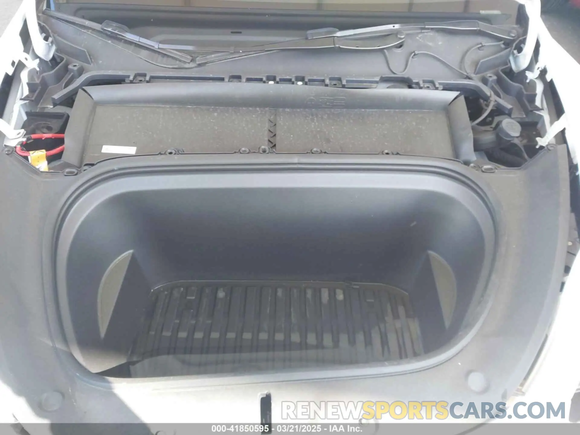 10 Photograph of a damaged car 7SAYGDEE9RA259630 TESLA MODEL Y 2024