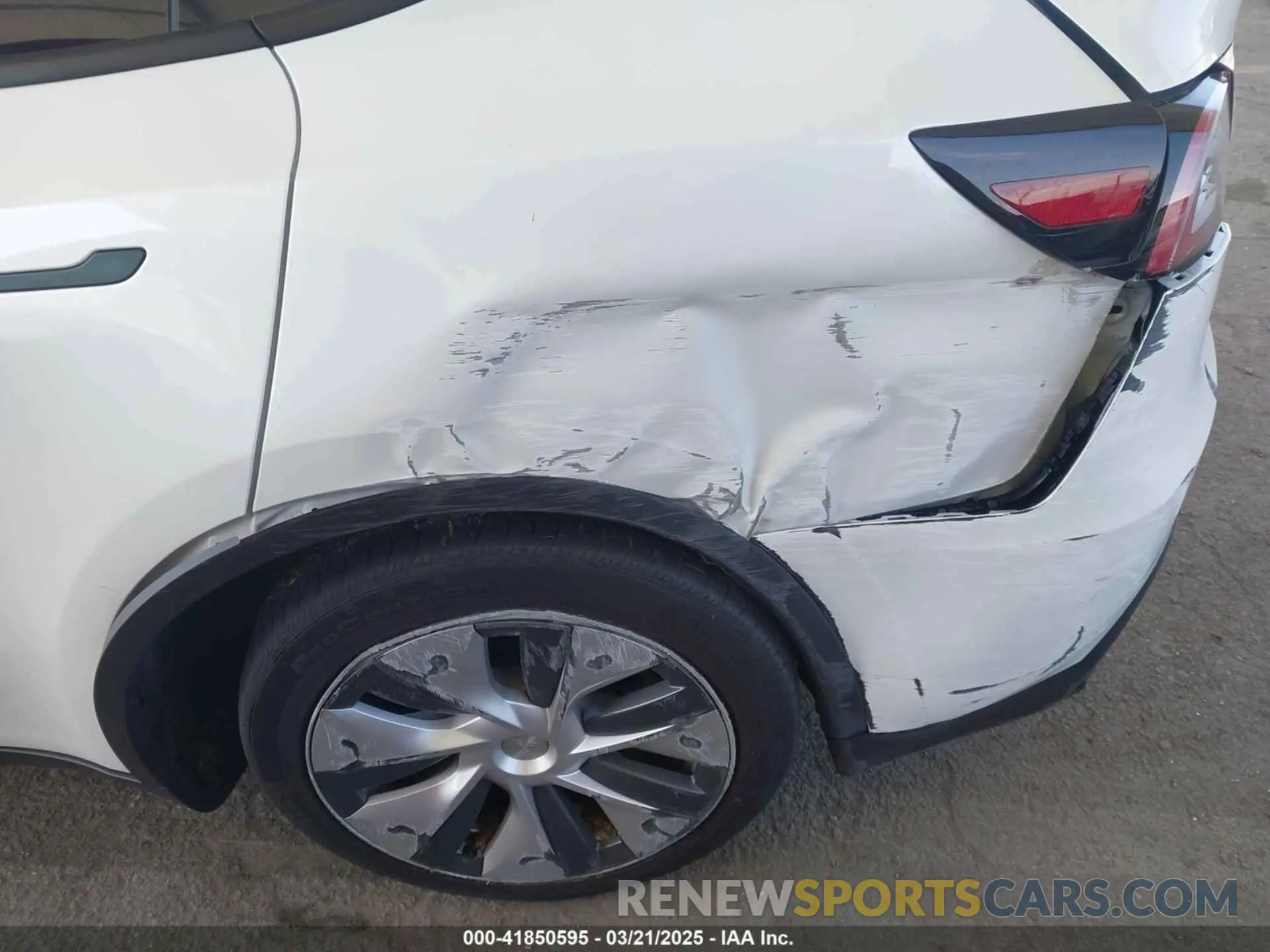 21 Photograph of a damaged car 7SAYGDEE9RA259630 TESLA MODEL Y 2024