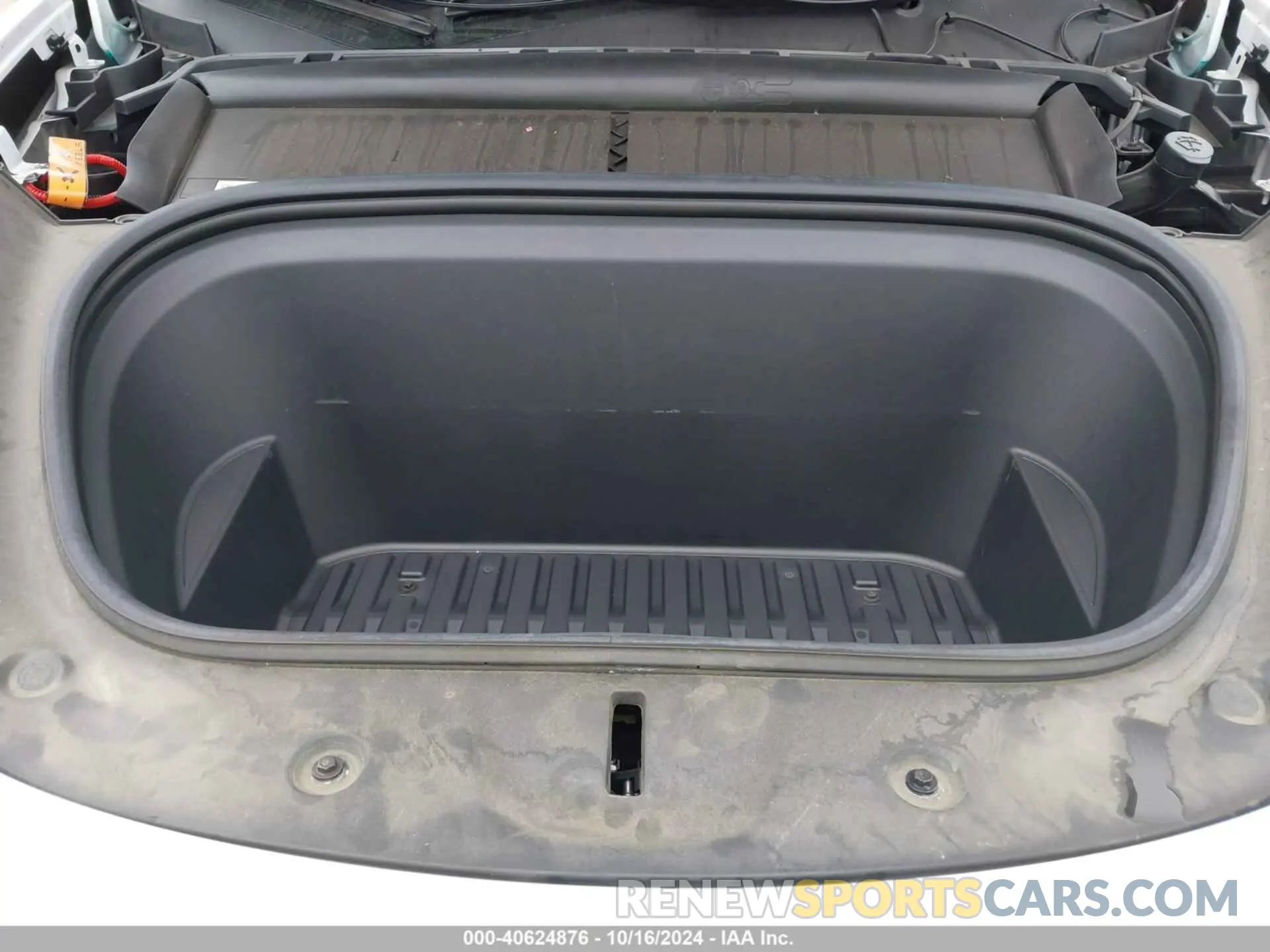 10 Photograph of a damaged car 7SAYGDEE9RA260003 TESLA MODEL Y 2024