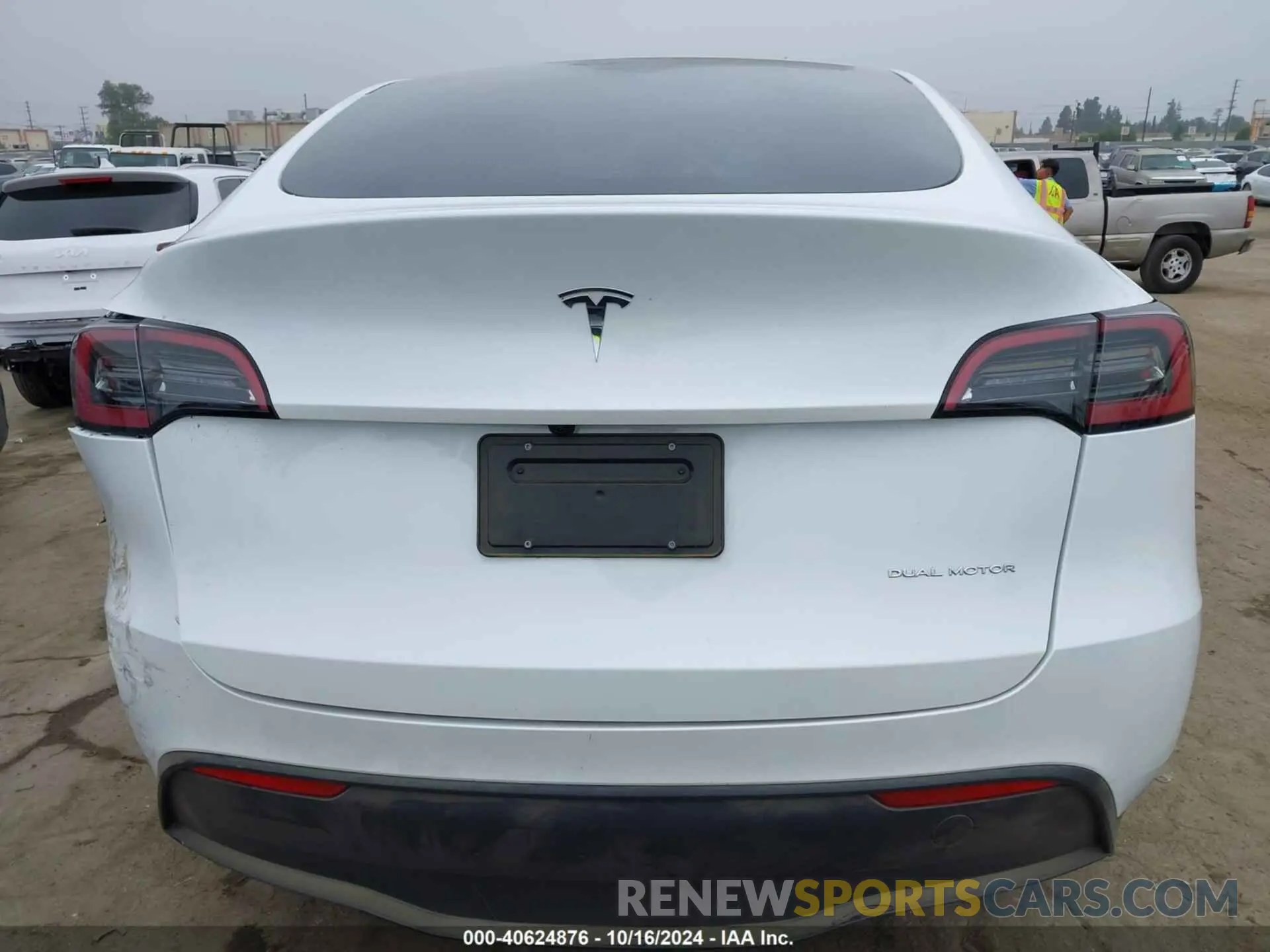 16 Photograph of a damaged car 7SAYGDEE9RA260003 TESLA MODEL Y 2024