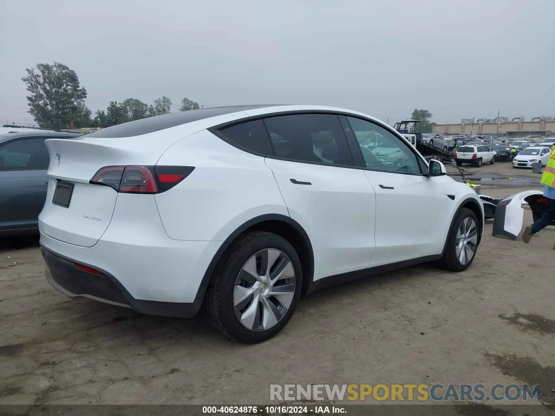 4 Photograph of a damaged car 7SAYGDEE9RA260003 TESLA MODEL Y 2024