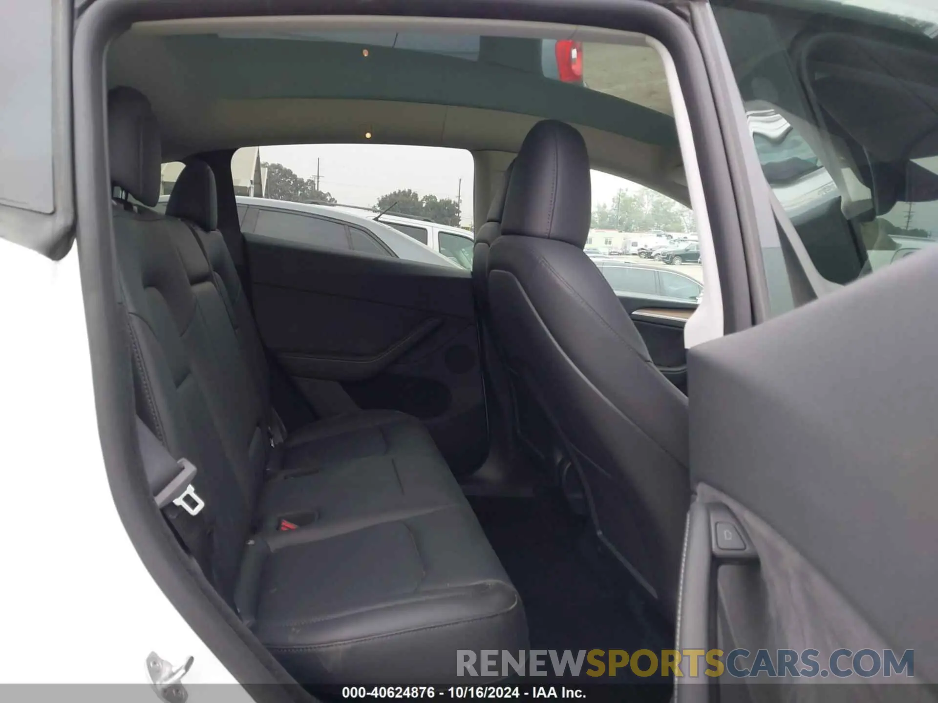 8 Photograph of a damaged car 7SAYGDEE9RA260003 TESLA MODEL Y 2024
