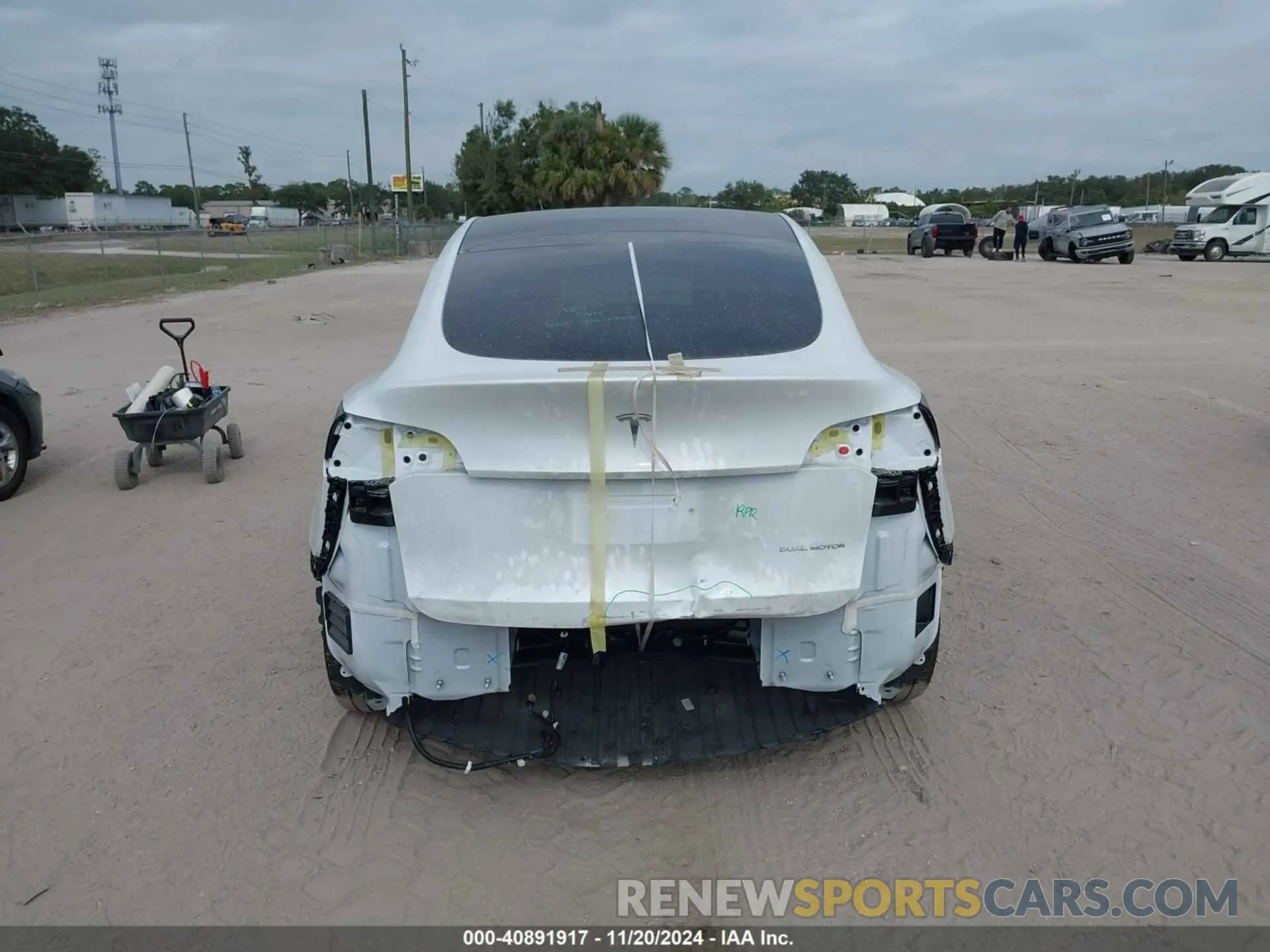 17 Photograph of a damaged car 7SAYGDEE9RA276959 TESLA MODEL Y 2024