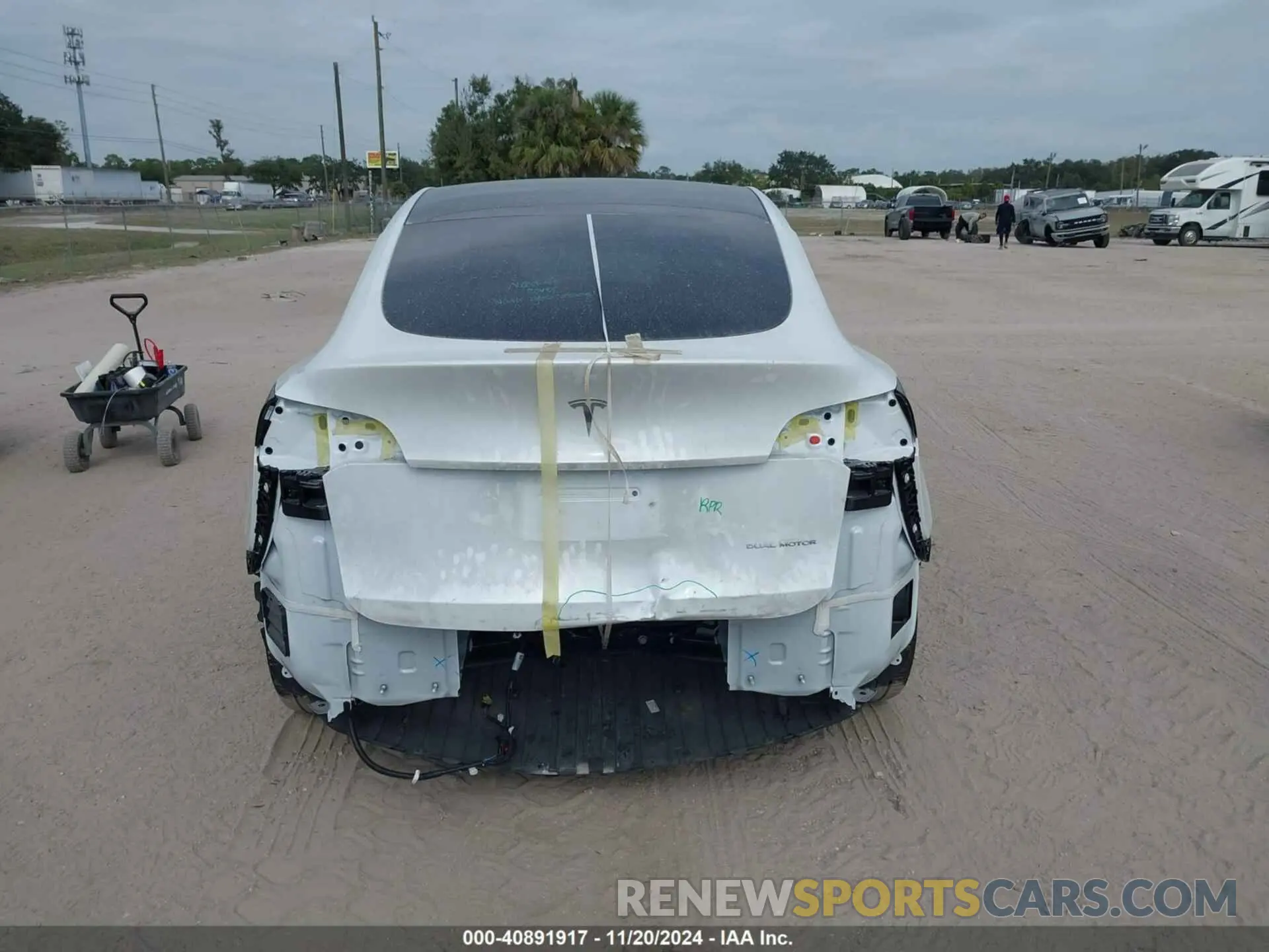 6 Photograph of a damaged car 7SAYGDEE9RA276959 TESLA MODEL Y 2024