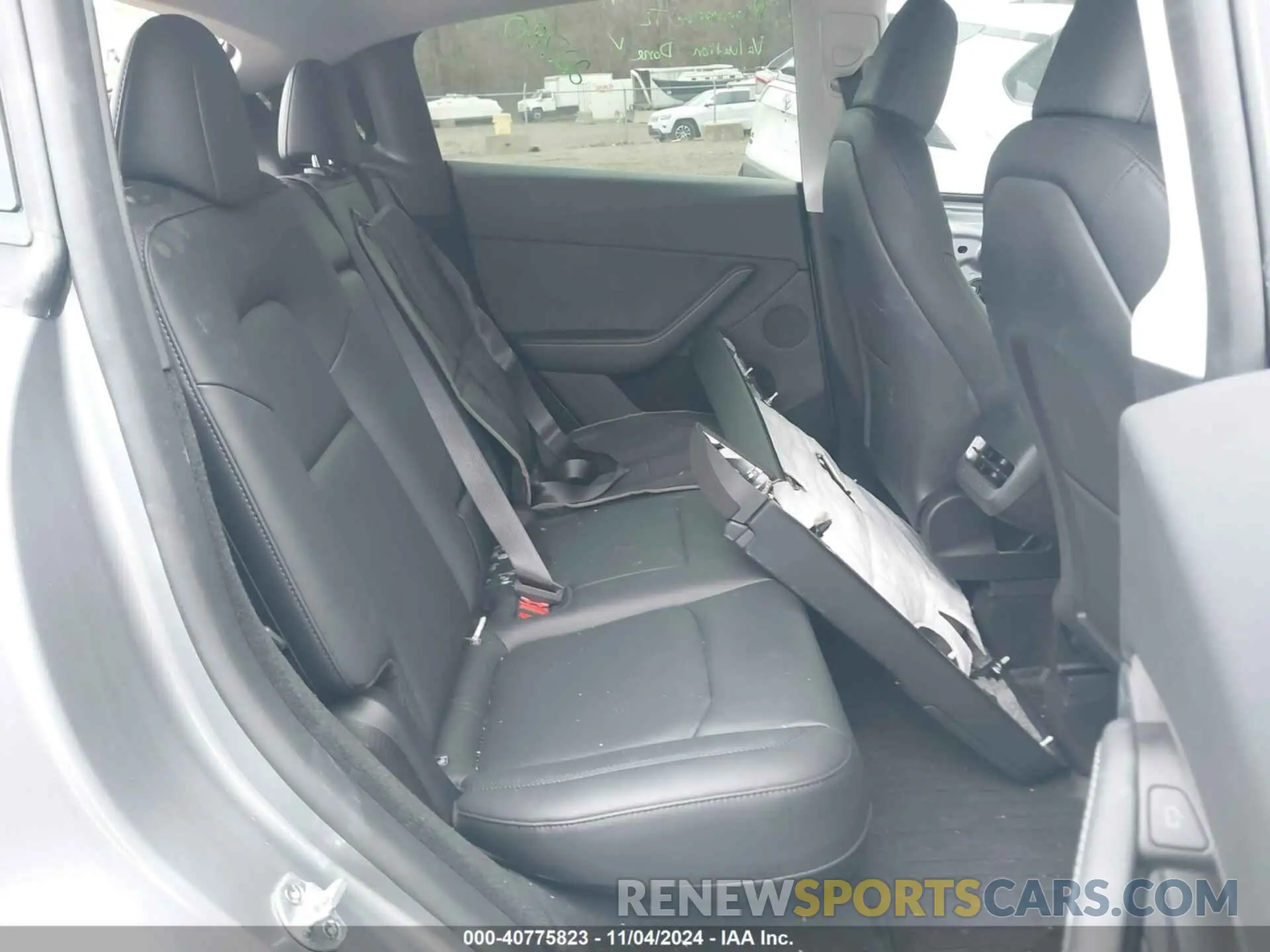8 Photograph of a damaged car 7SAYGDEE9RA287962 TESLA MODEL Y 2024