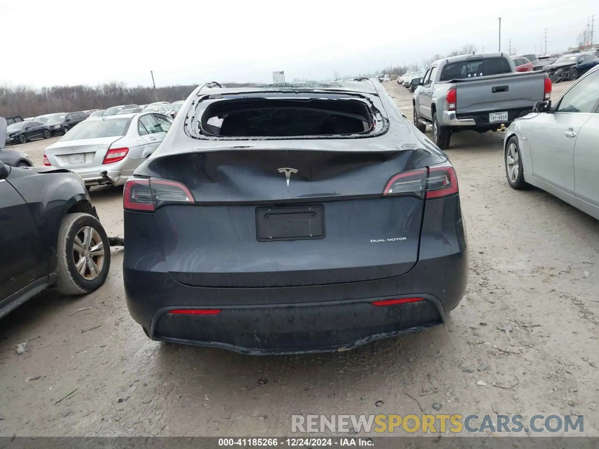 16 Photograph of a damaged car 7SAYGDEE9RA288125 TESLA MODEL Y 2024