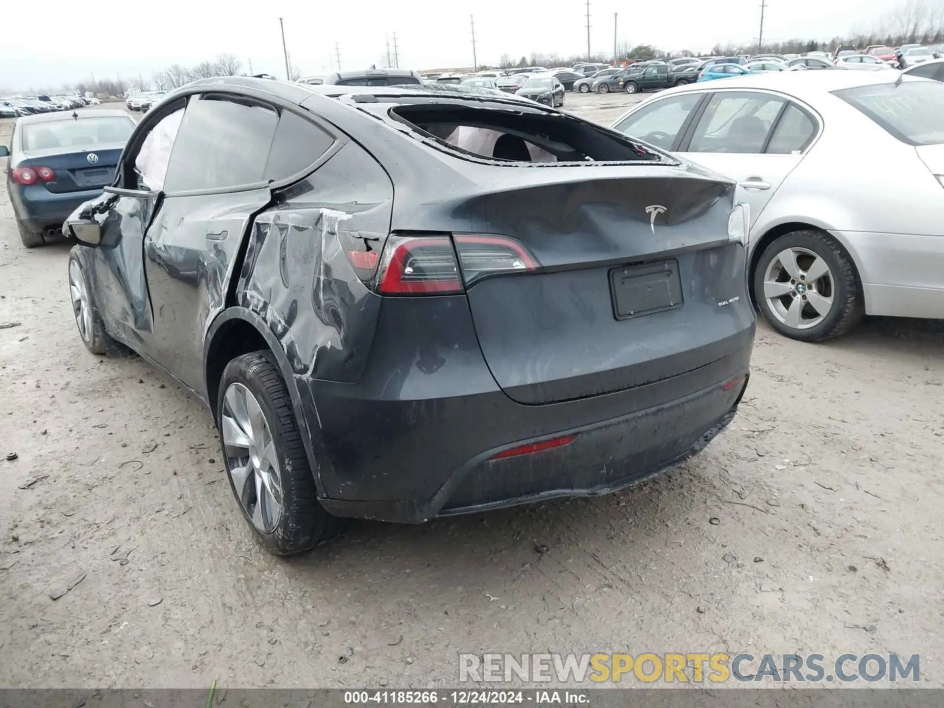 3 Photograph of a damaged car 7SAYGDEE9RA288125 TESLA MODEL Y 2024