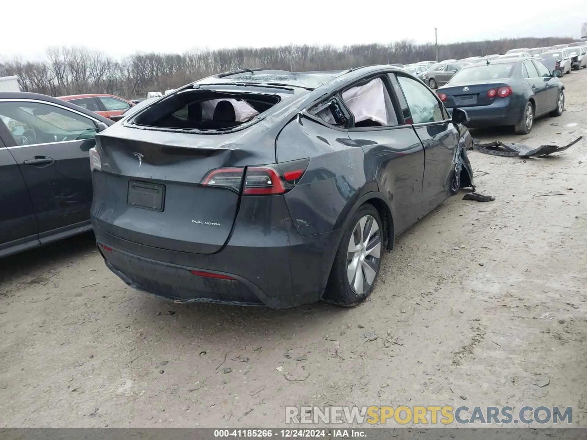 4 Photograph of a damaged car 7SAYGDEE9RA288125 TESLA MODEL Y 2024