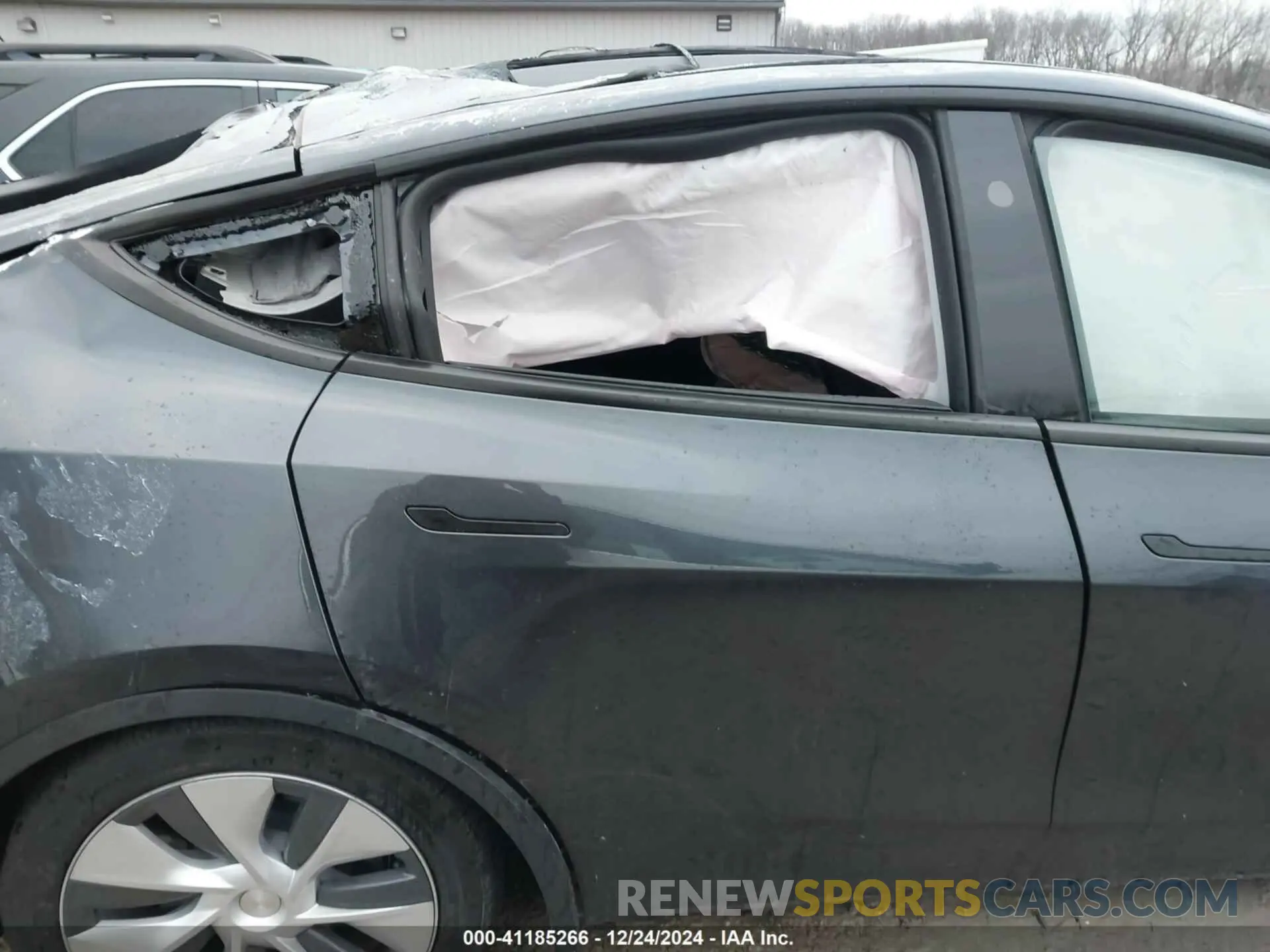 8 Photograph of a damaged car 7SAYGDEE9RA288125 TESLA MODEL Y 2024