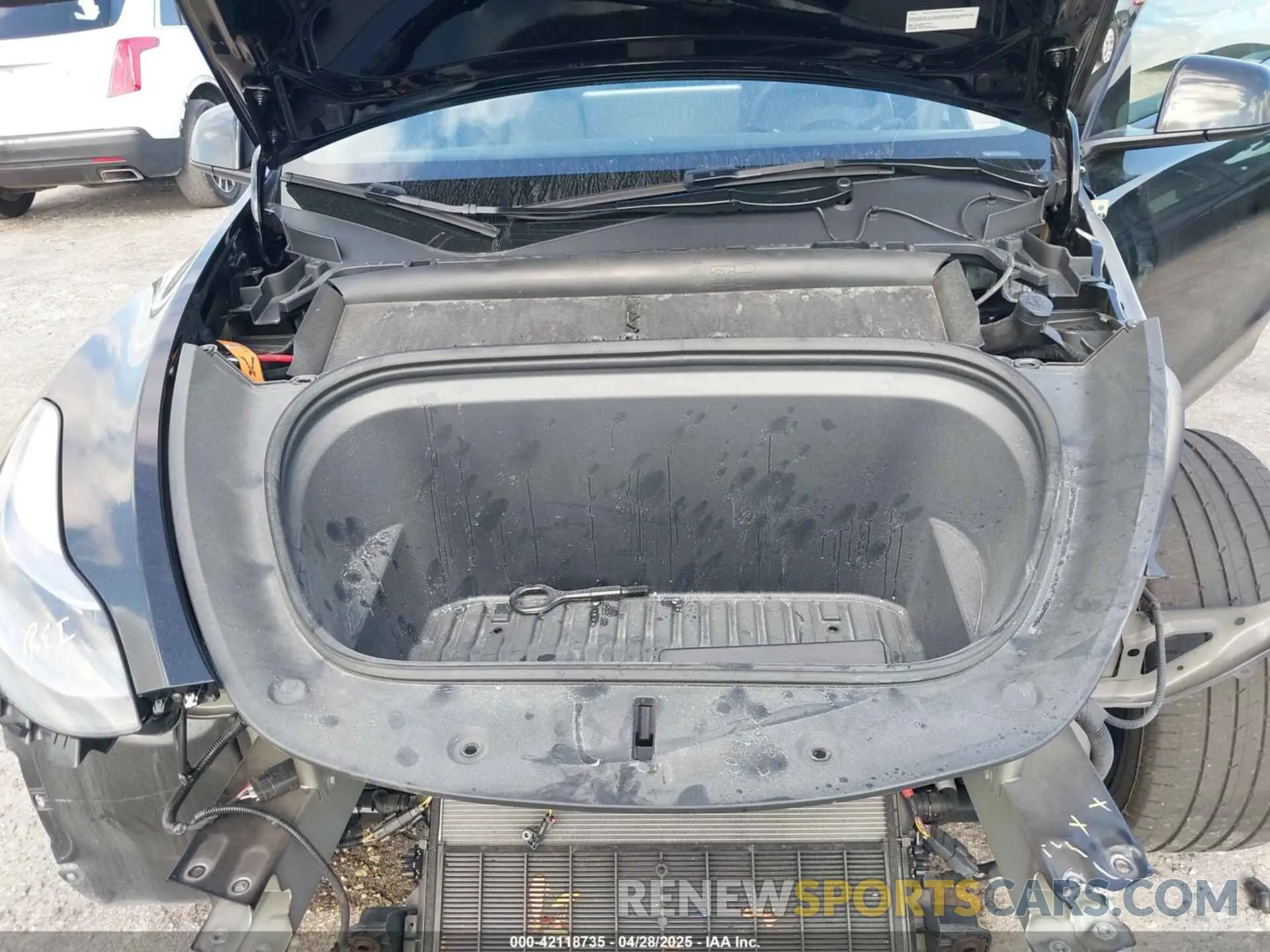 10 Photograph of a damaged car 7SAYGDEE9RA293261 TESLA MODEL Y 2024
