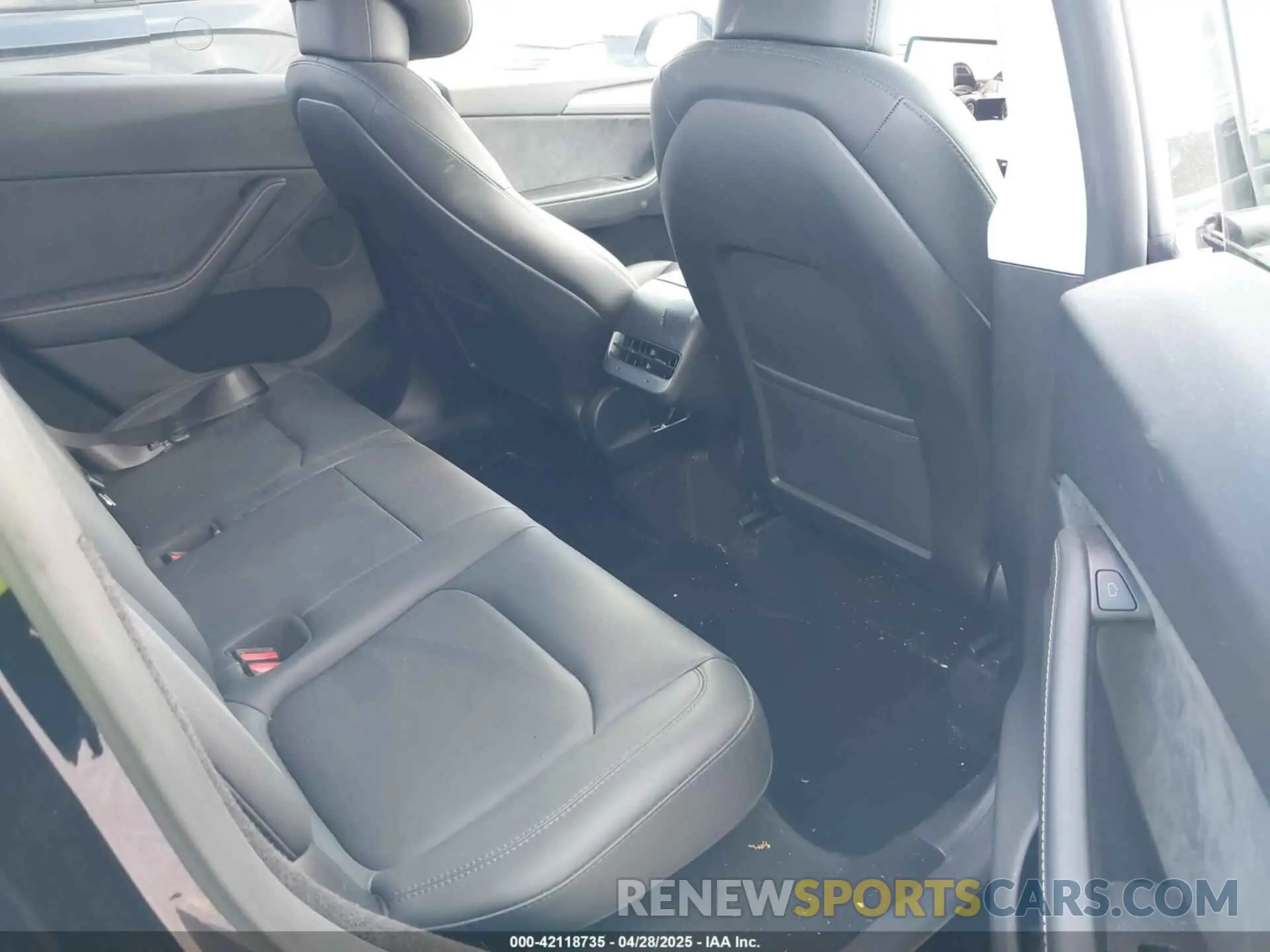 8 Photograph of a damaged car 7SAYGDEE9RA293261 TESLA MODEL Y 2024