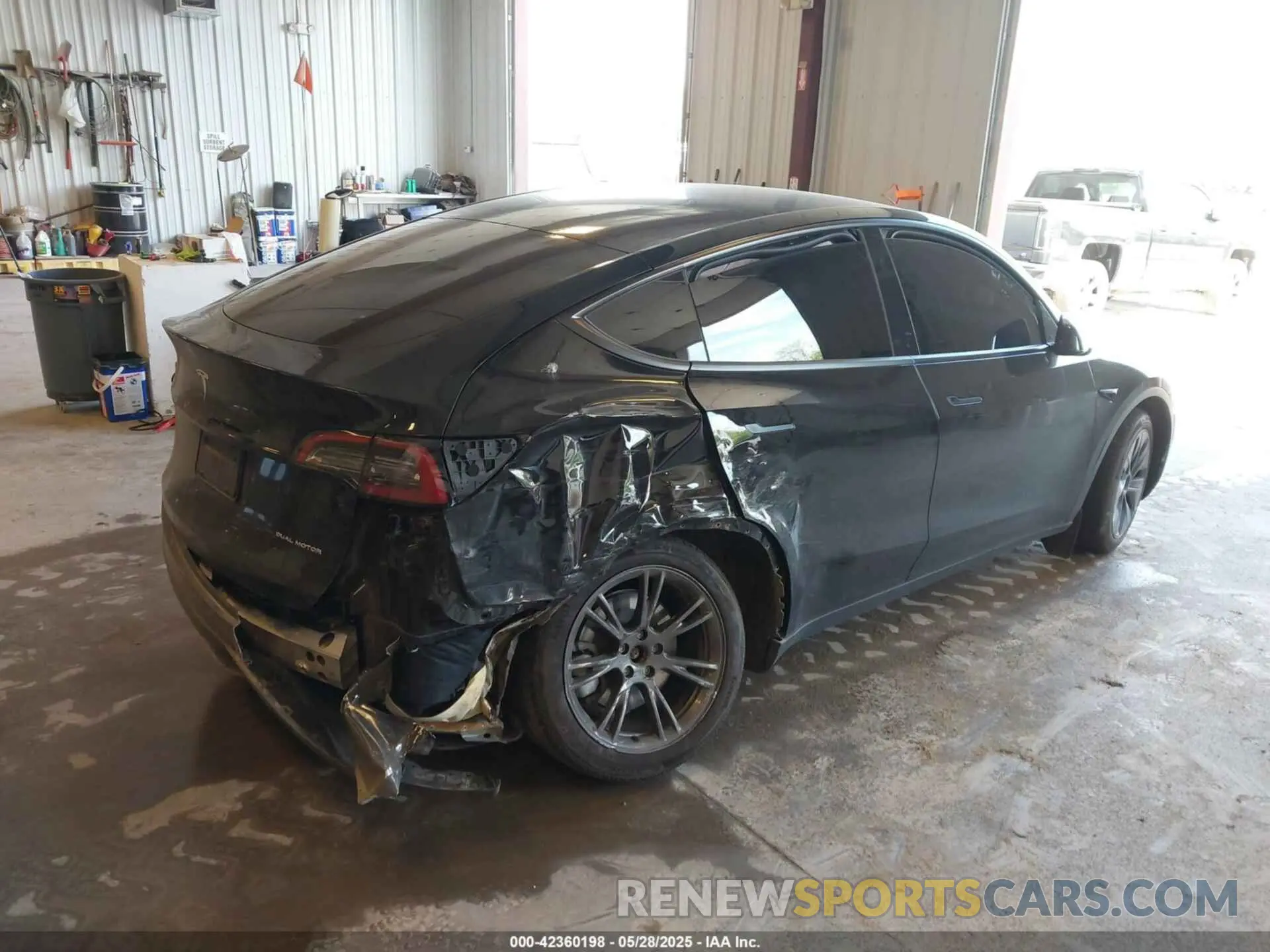 4 Photograph of a damaged car 7SAYGDEE9RA302640 TESLA MODEL Y 2024