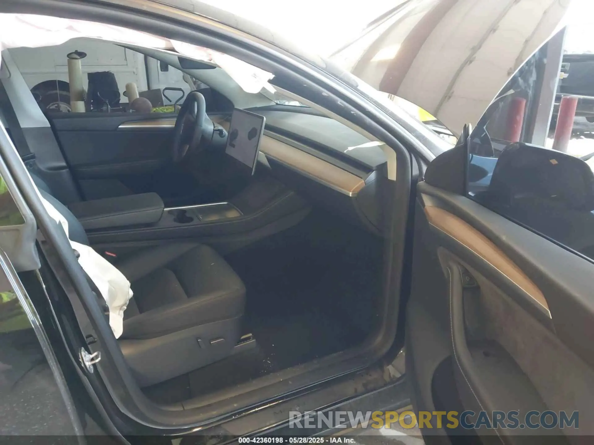 5 Photograph of a damaged car 7SAYGDEE9RA302640 TESLA MODEL Y 2024