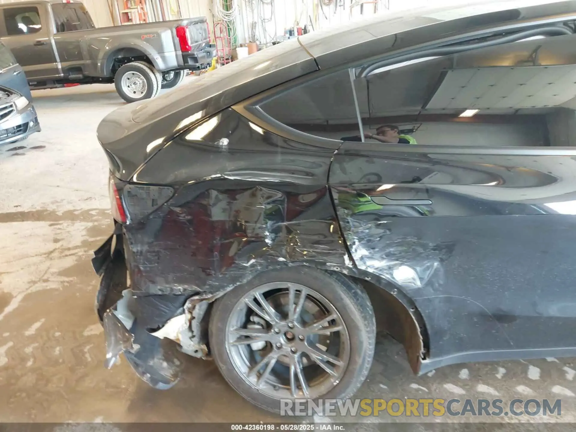 6 Photograph of a damaged car 7SAYGDEE9RA302640 TESLA MODEL Y 2024
