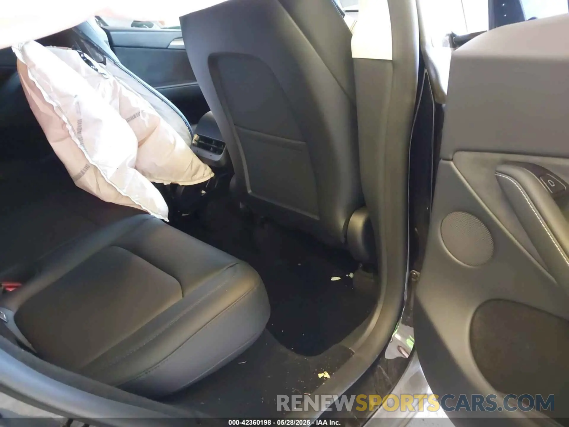8 Photograph of a damaged car 7SAYGDEE9RA302640 TESLA MODEL Y 2024