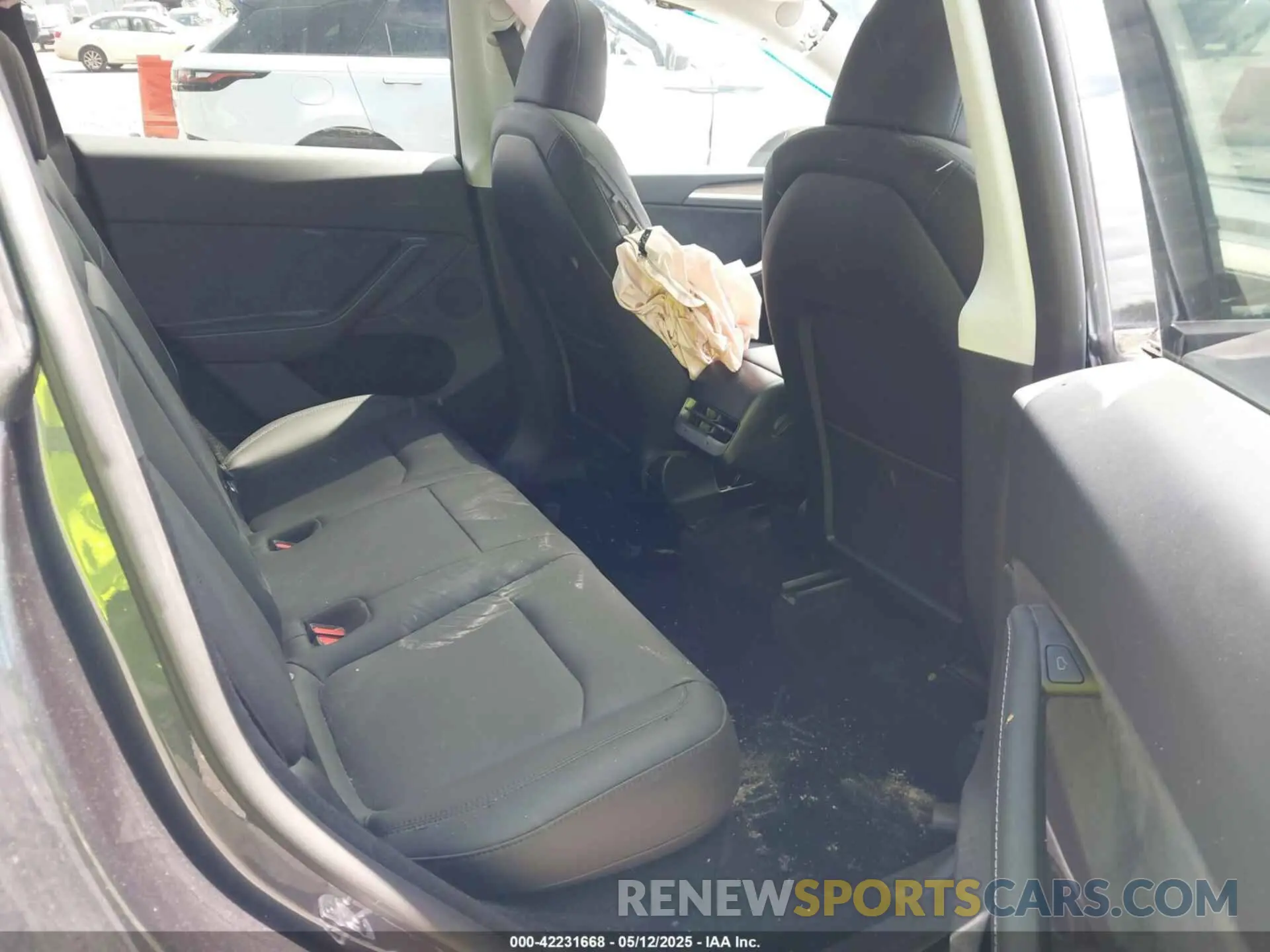 8 Photograph of a damaged car 7SAYGDEE9RA306574 TESLA MODEL Y 2024