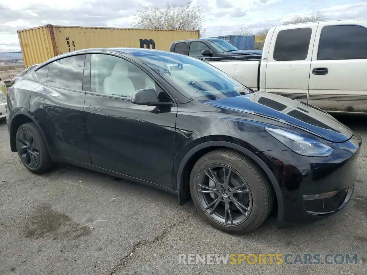 4 Photograph of a damaged car 7SAYGDEE9RA323200 TESLA MODEL Y 2024