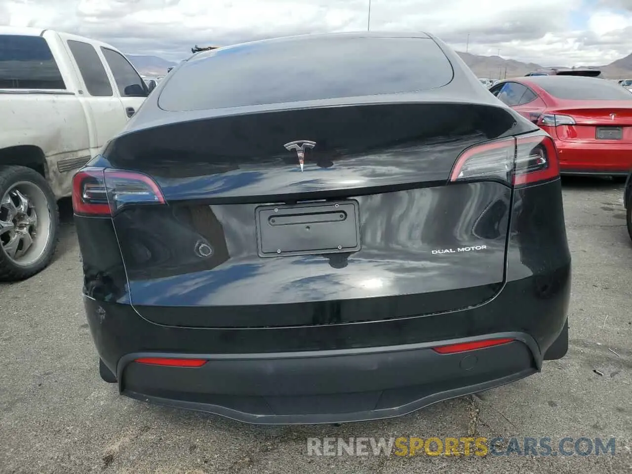 6 Photograph of a damaged car 7SAYGDEE9RA323200 TESLA MODEL Y 2024