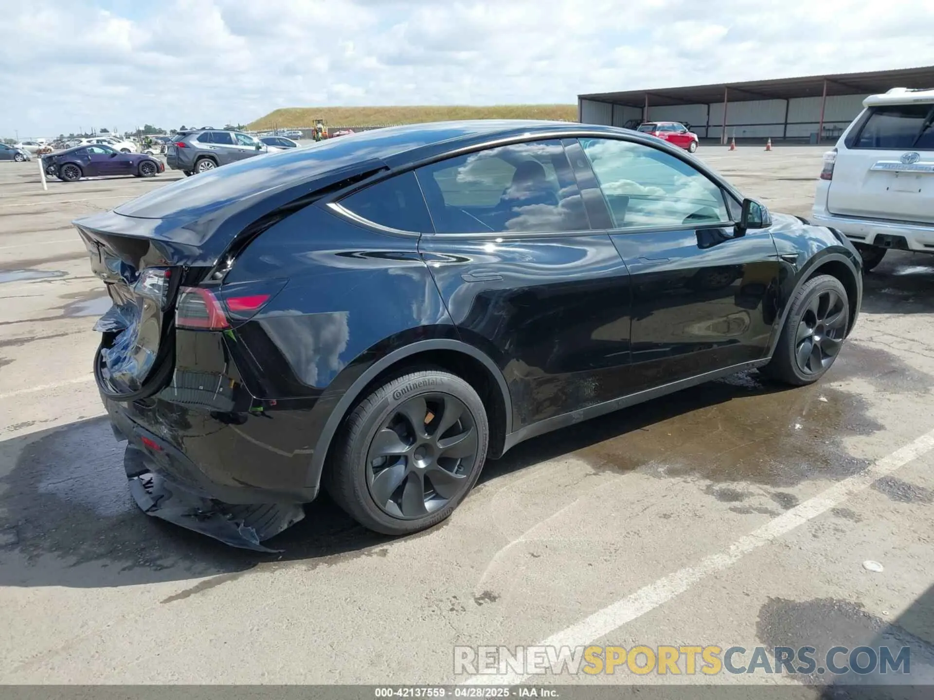 4 Photograph of a damaged car 7SAYGDEE9RF004902 TESLA MODEL Y 2024