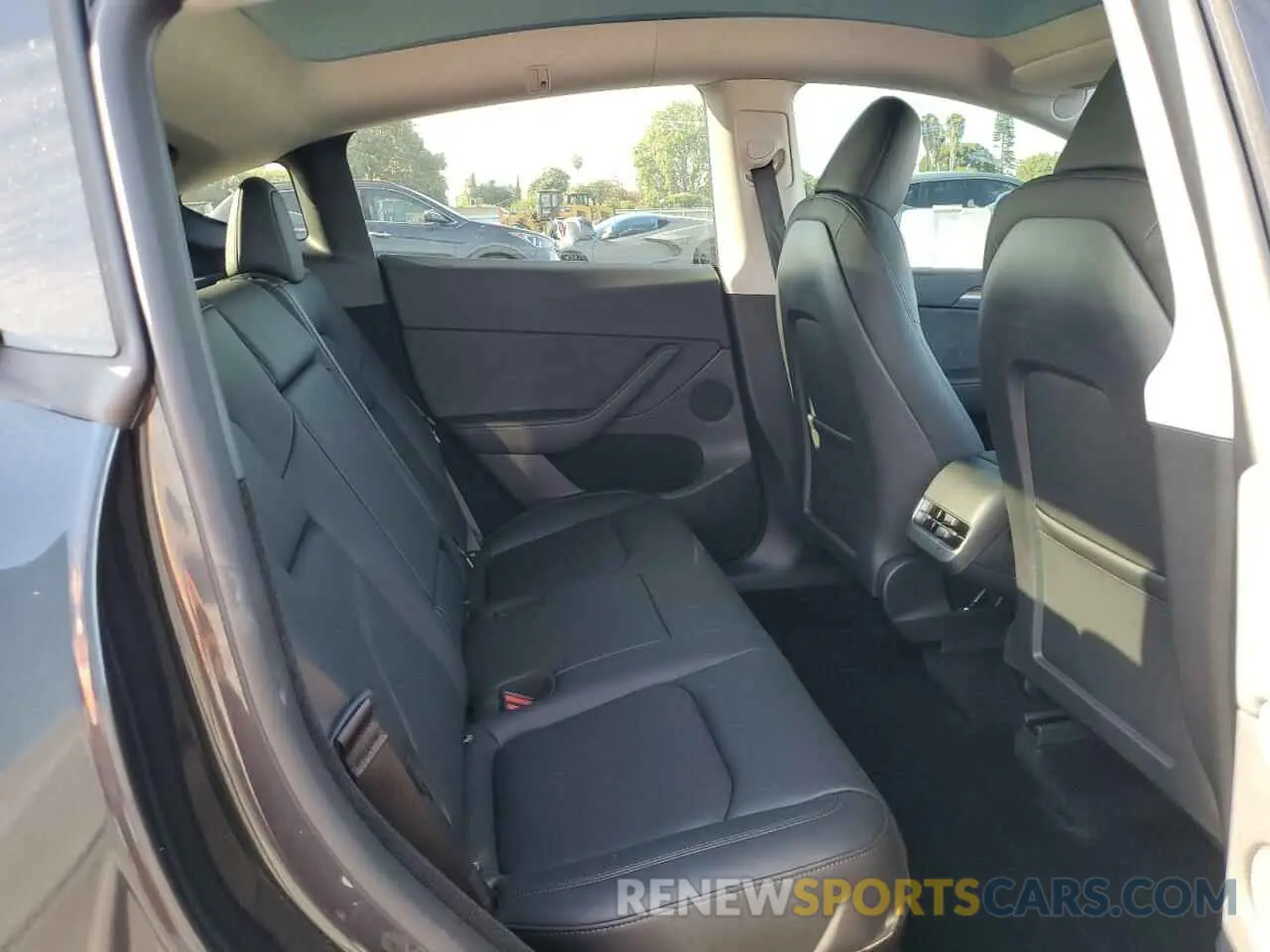 10 Photograph of a damaged car 7SAYGDEE9RF032280 TESLA MODEL Y 2024