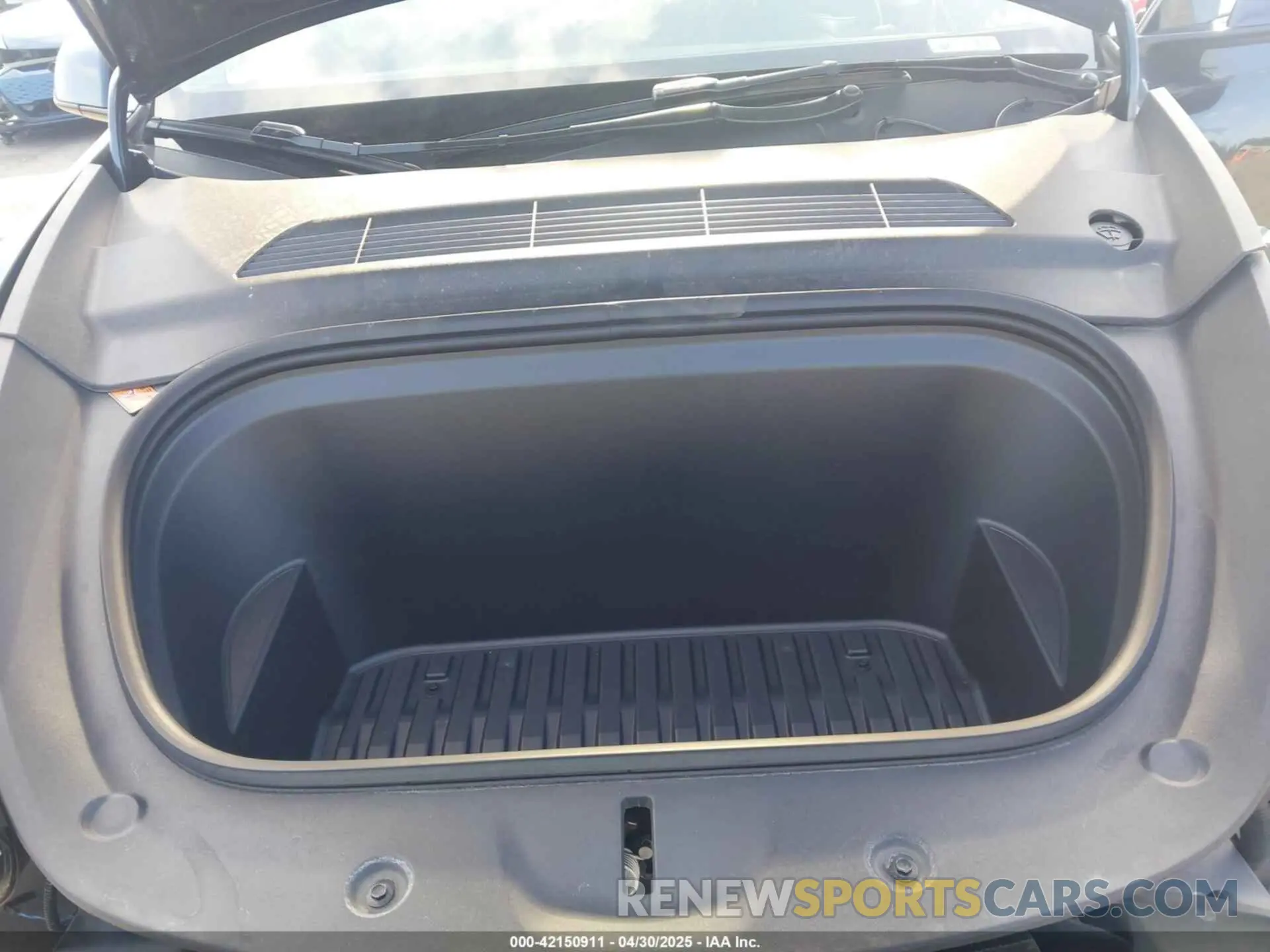 10 Photograph of a damaged car 7SAYGDEE9RF177495 TESLA MODEL Y 2024