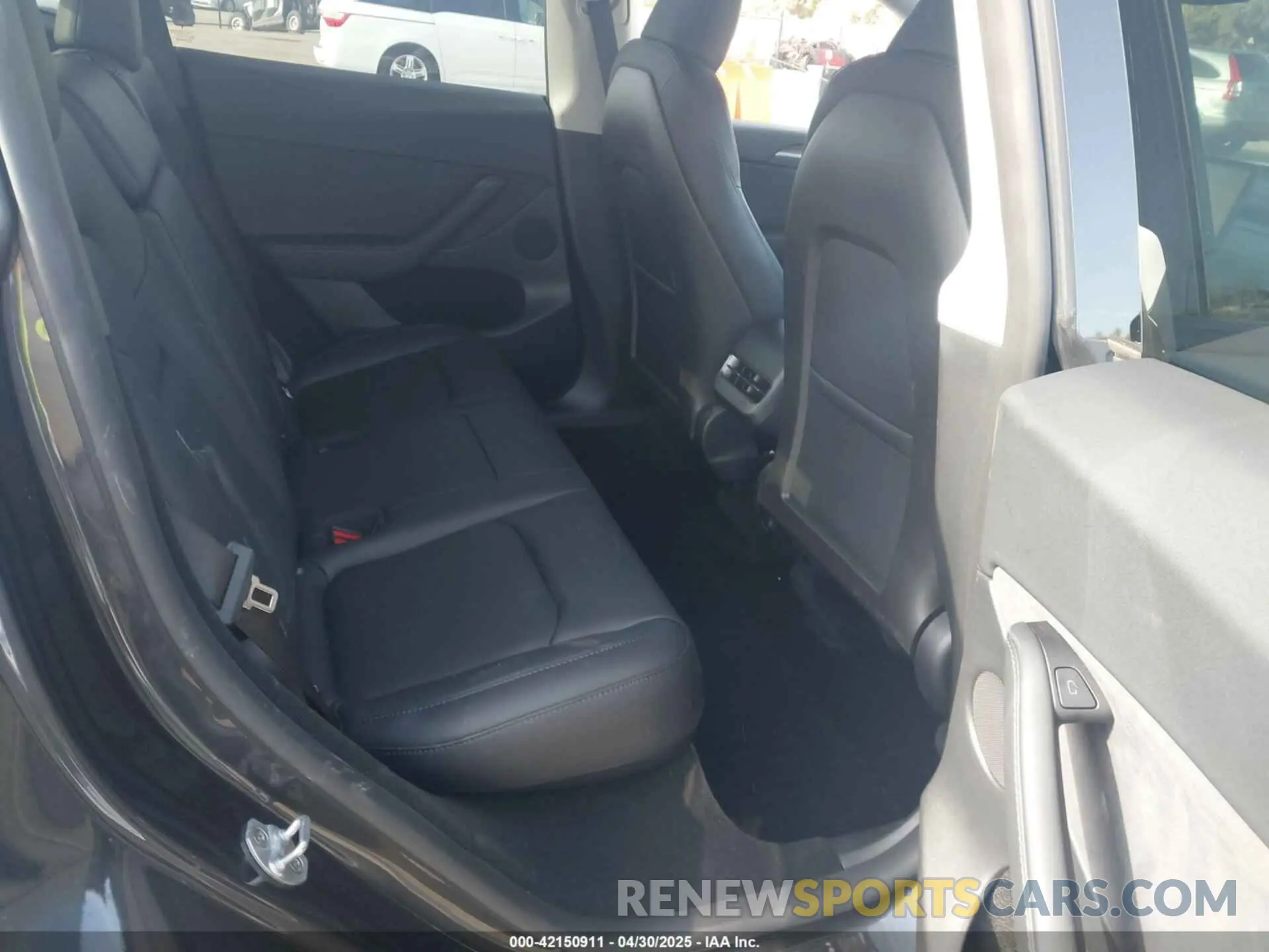 8 Photograph of a damaged car 7SAYGDEE9RF177495 TESLA MODEL Y 2024