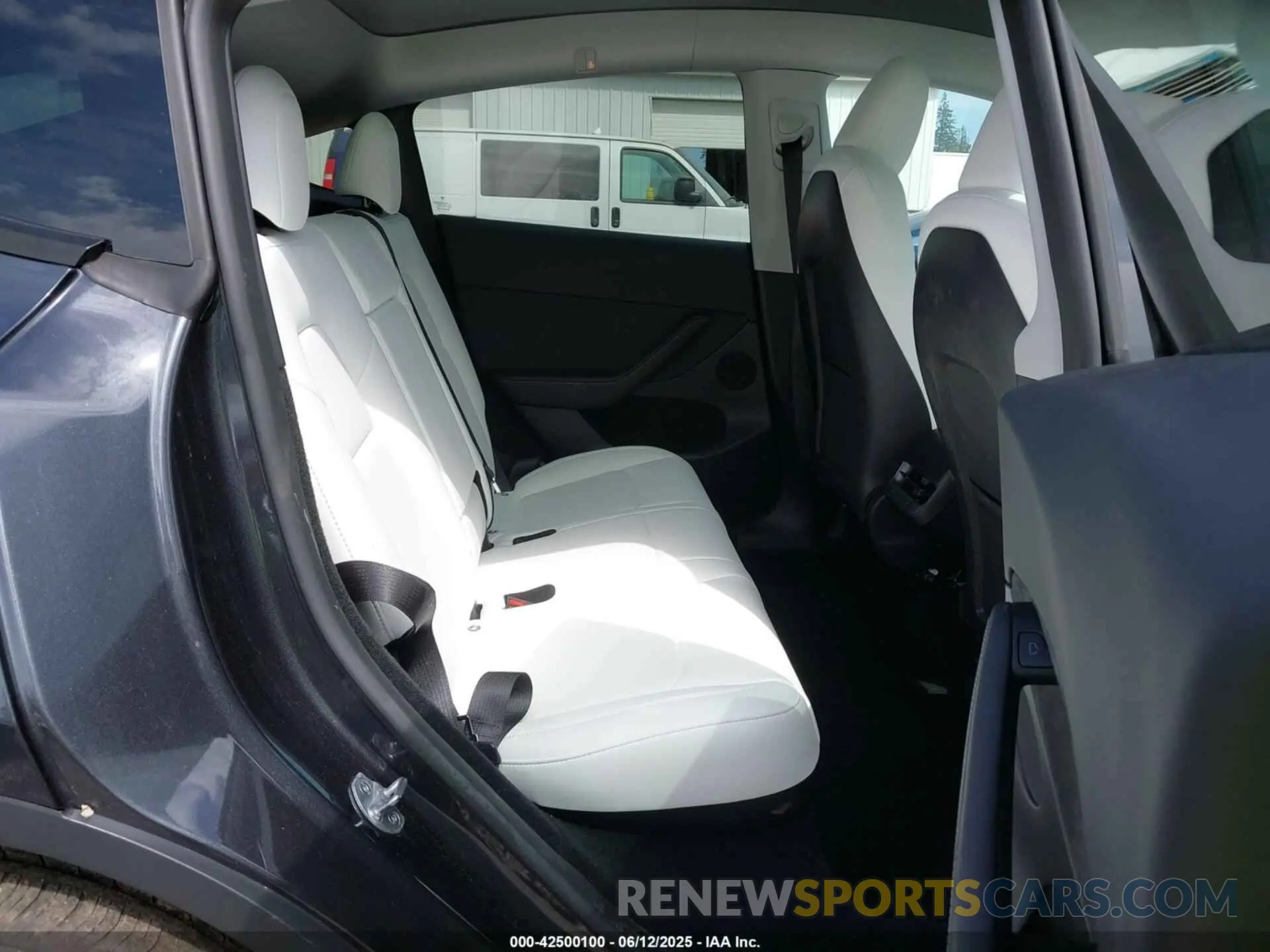 8 Photograph of a damaged car 7SAYGDEE9RF190862 TESLA MODEL Y 2024