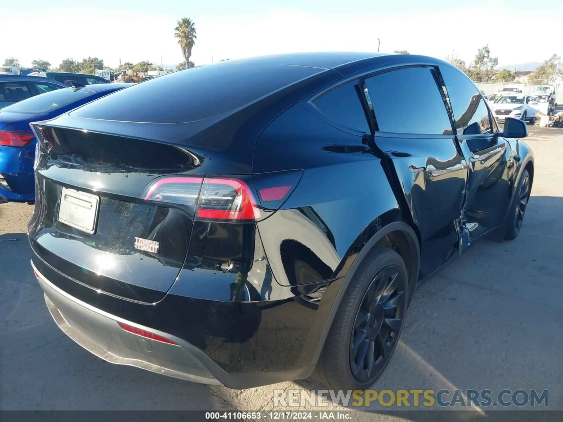 4 Photograph of a damaged car 7SAYGDEEXRA216186 TESLA MODEL Y 2024