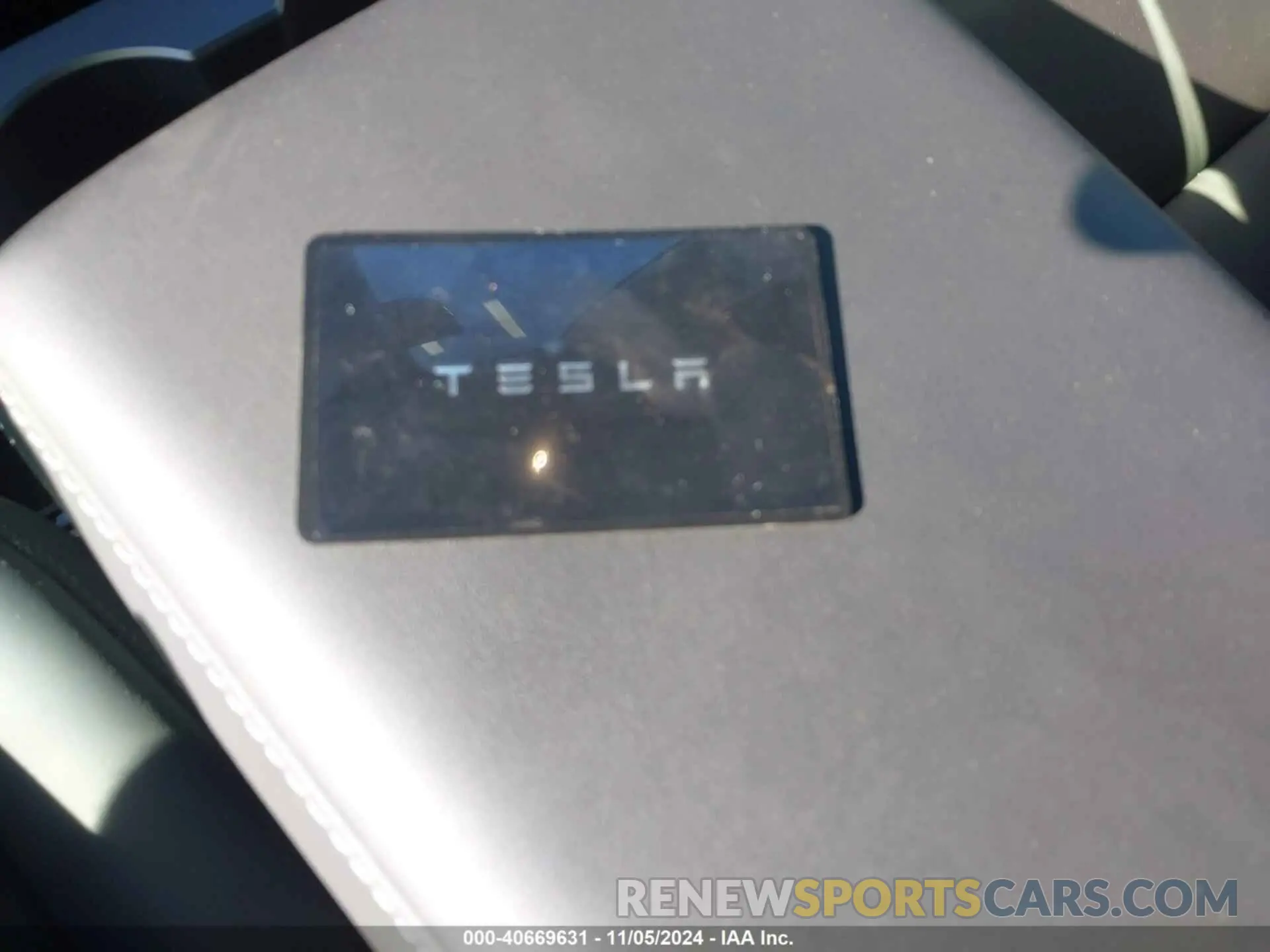11 Photograph of a damaged car 7SAYGDEEXRA250886 TESLA MODEL Y 2024