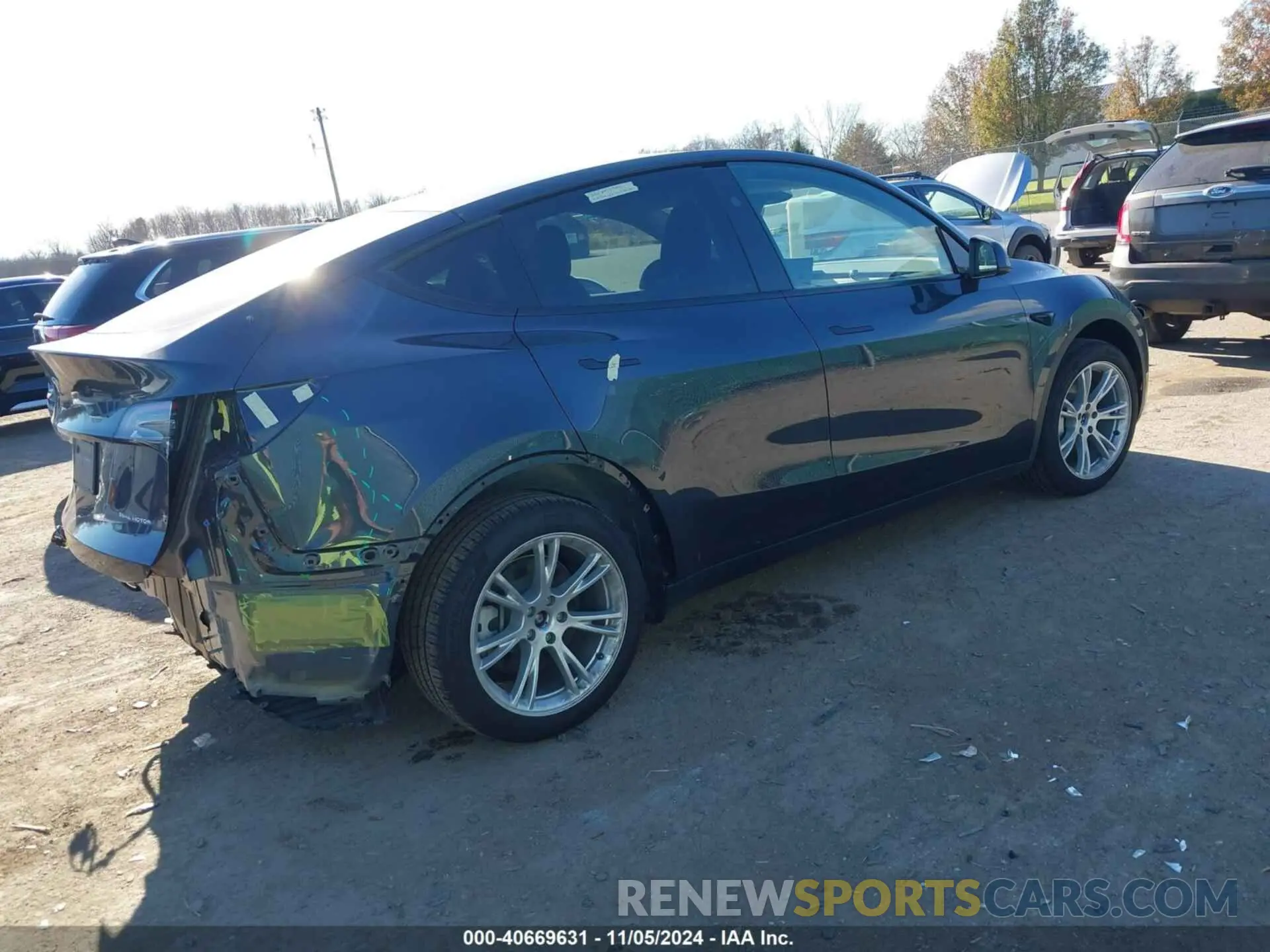 4 Photograph of a damaged car 7SAYGDEEXRA250886 TESLA MODEL Y 2024