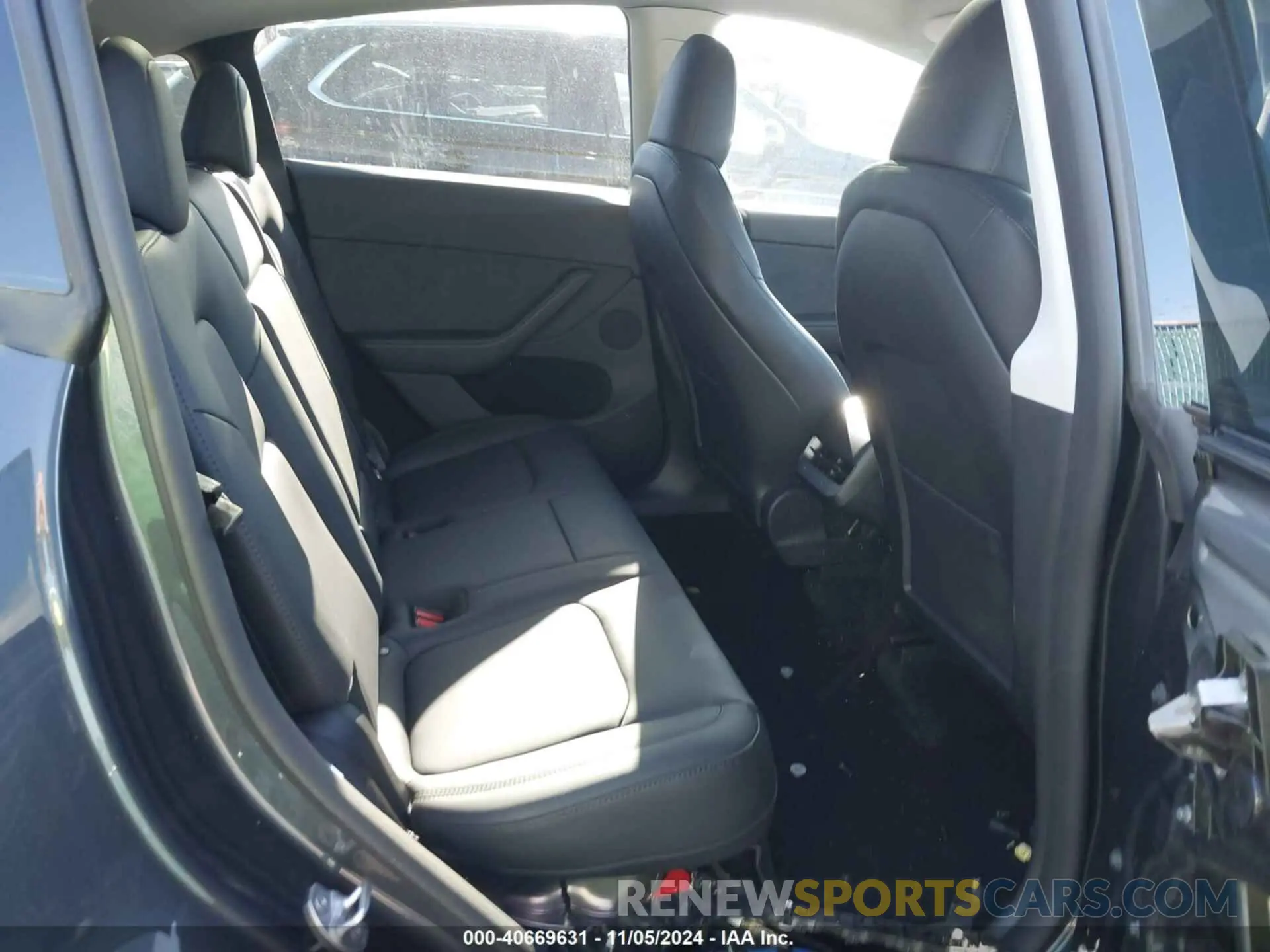 8 Photograph of a damaged car 7SAYGDEEXRA250886 TESLA MODEL Y 2024