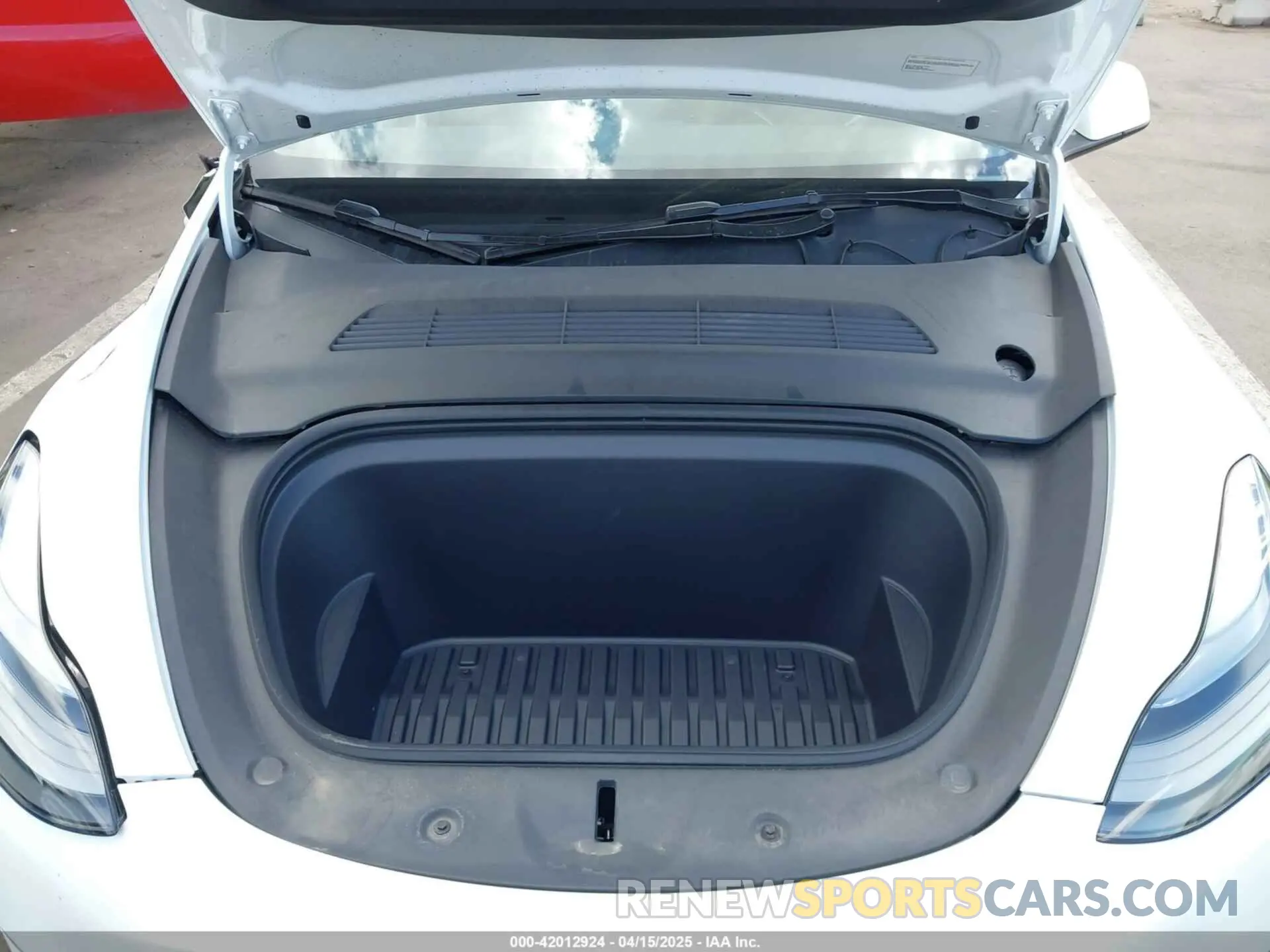 10 Photograph of a damaged car 7SAYGDEEXRA257658 TESLA MODEL Y 2024