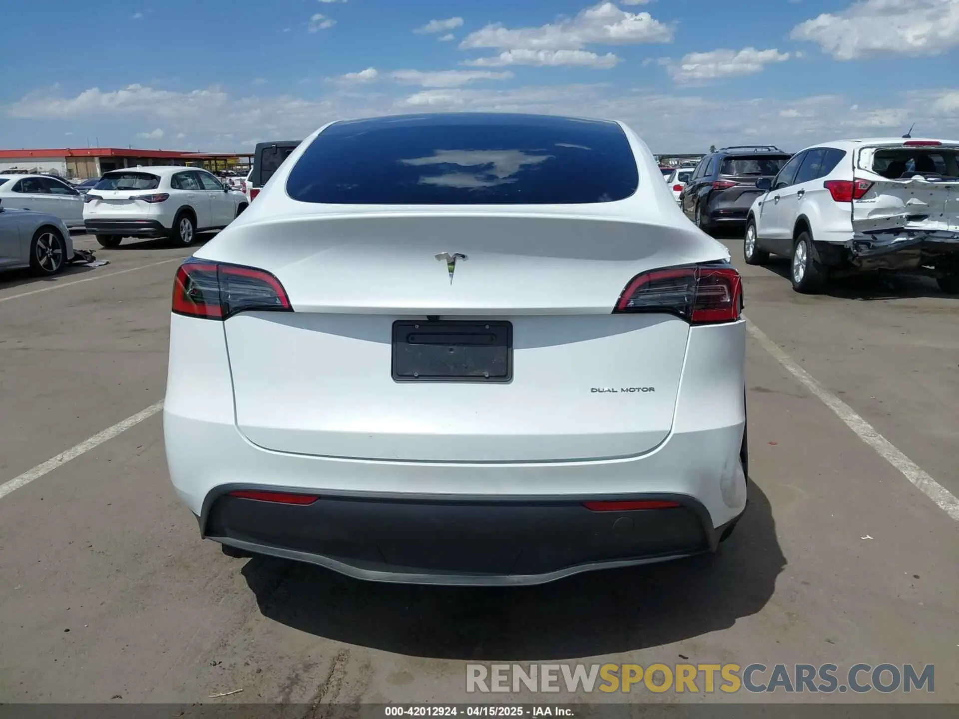 15 Photograph of a damaged car 7SAYGDEEXRA257658 TESLA MODEL Y 2024