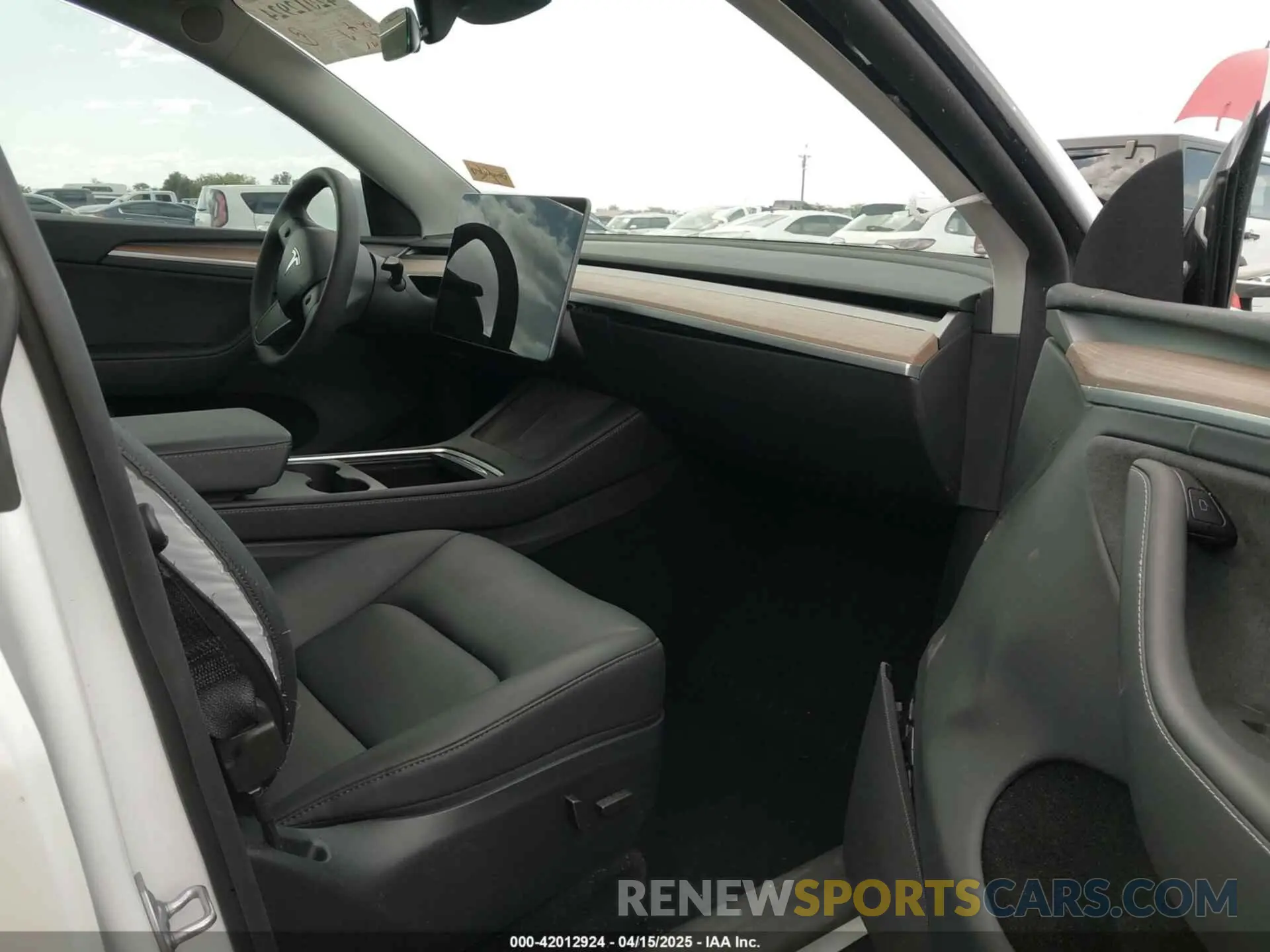 5 Photograph of a damaged car 7SAYGDEEXRA257658 TESLA MODEL Y 2024