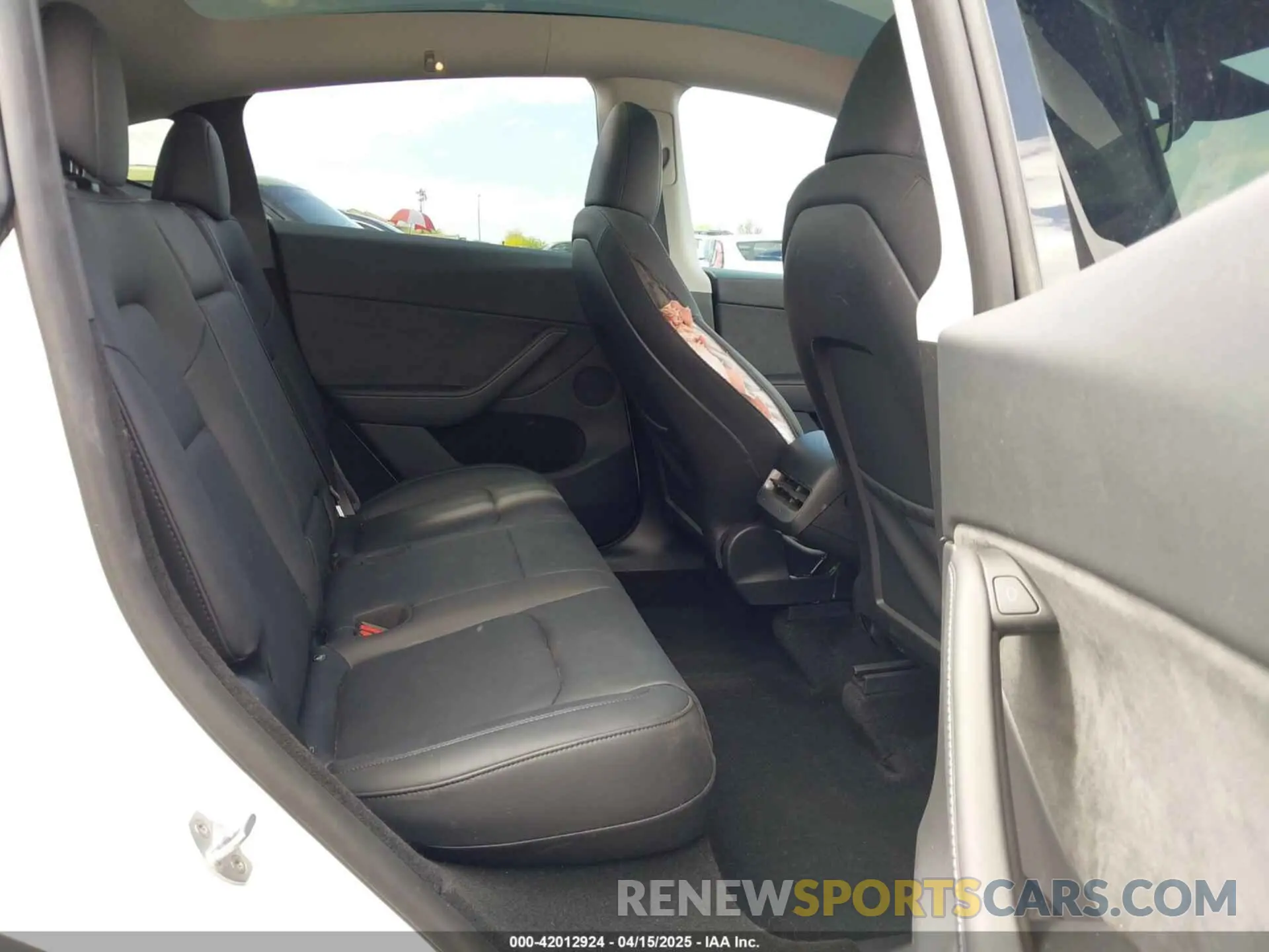 8 Photograph of a damaged car 7SAYGDEEXRA257658 TESLA MODEL Y 2024