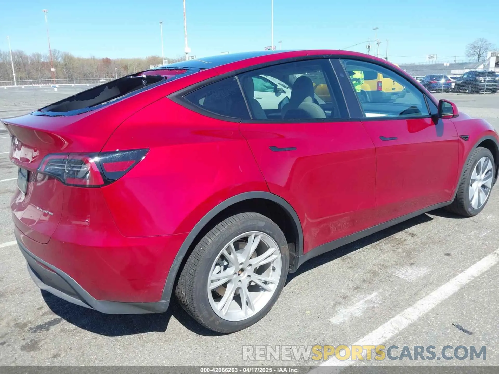 4 Photograph of a damaged car 7SAYGDEEXRA264495 TESLA MODEL Y 2024