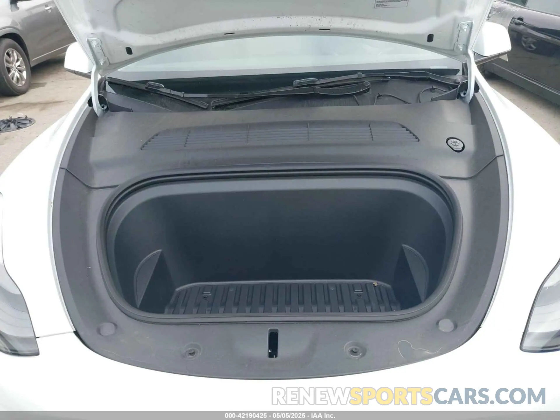 10 Photograph of a damaged car 7SAYGDEEXRF059620 TESLA MODEL Y 2024