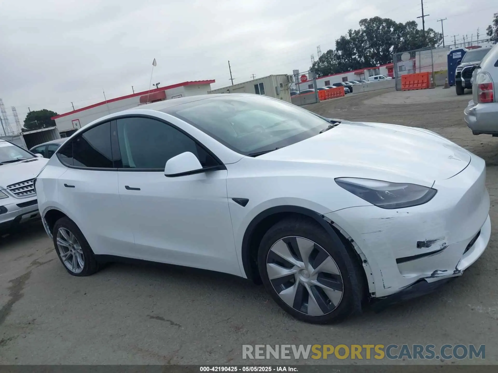 13 Photograph of a damaged car 7SAYGDEEXRF059620 TESLA MODEL Y 2024