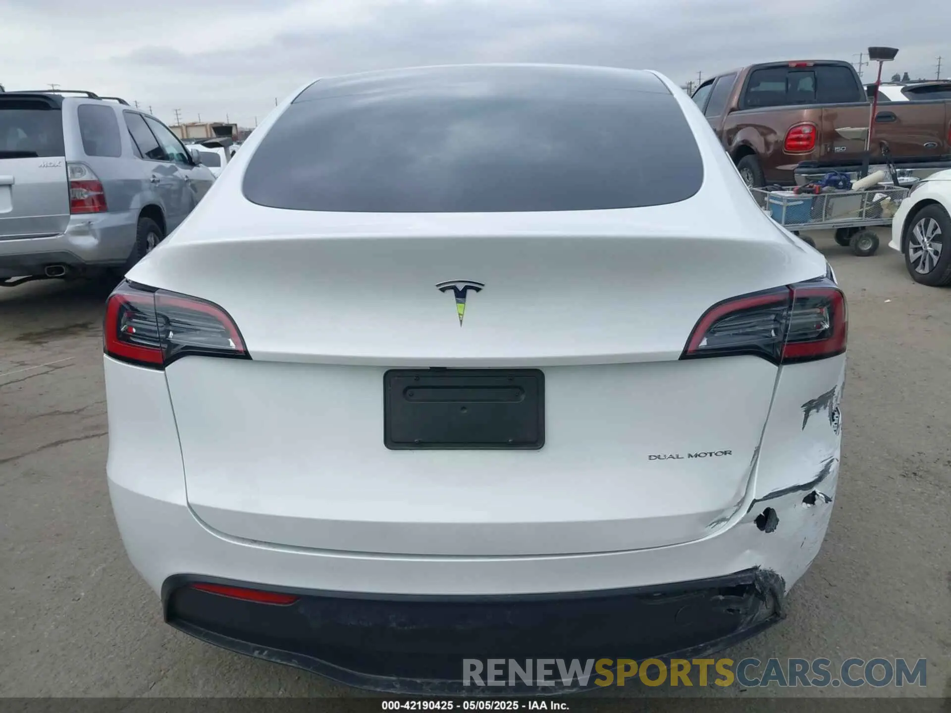 16 Photograph of a damaged car 7SAYGDEEXRF059620 TESLA MODEL Y 2024