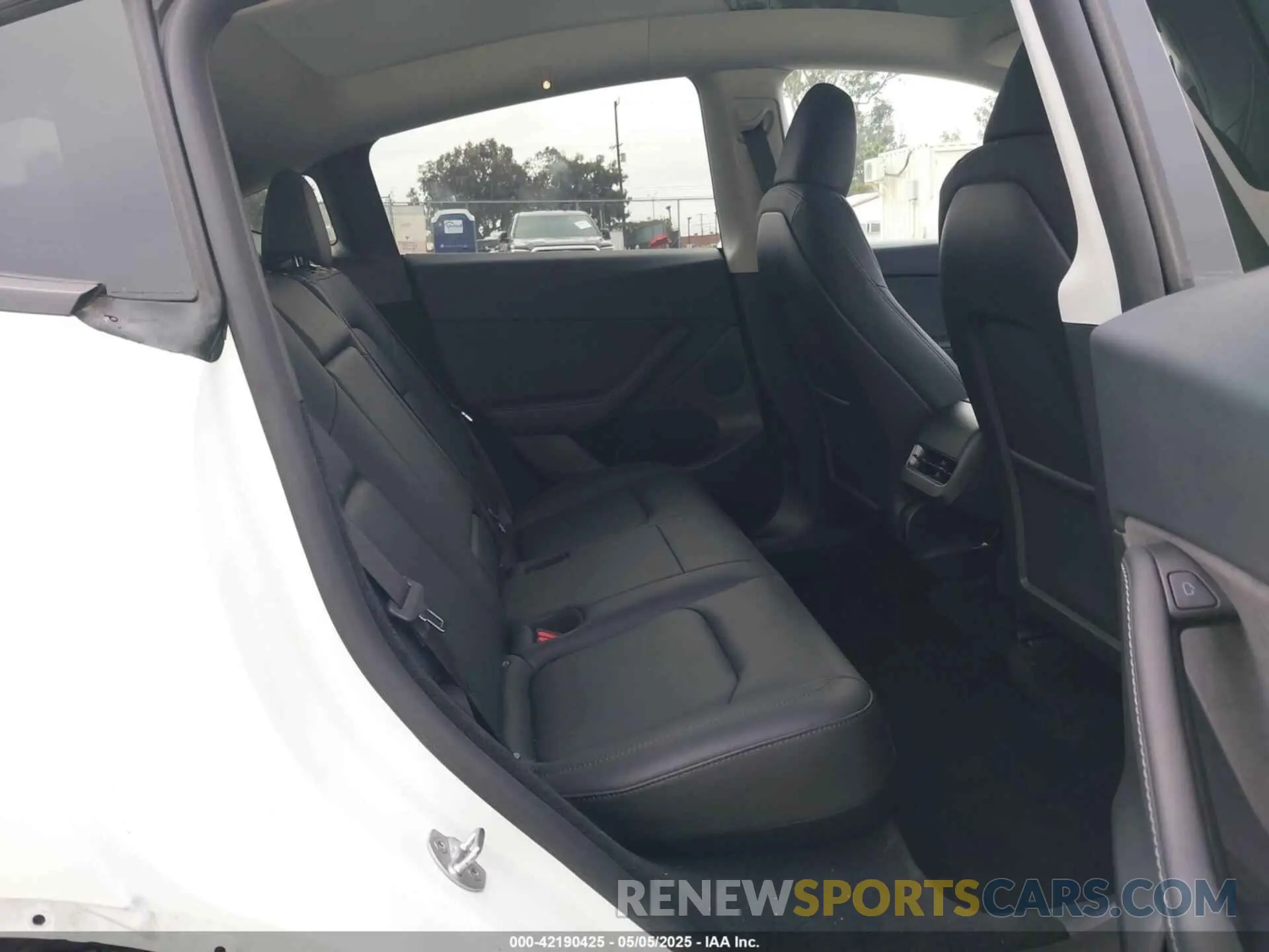 8 Photograph of a damaged car 7SAYGDEEXRF059620 TESLA MODEL Y 2024
