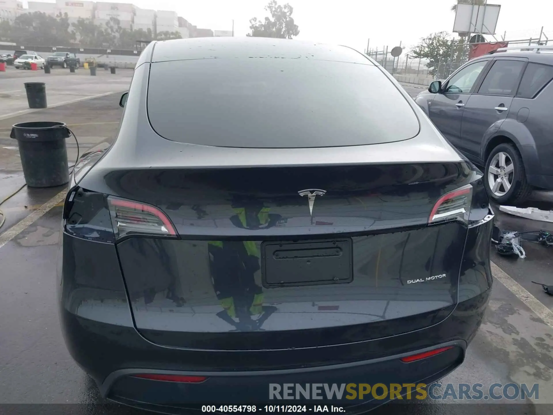 17 Photograph of a damaged car 7SAYGDEEXRF180731 TESLA MODEL Y 2024